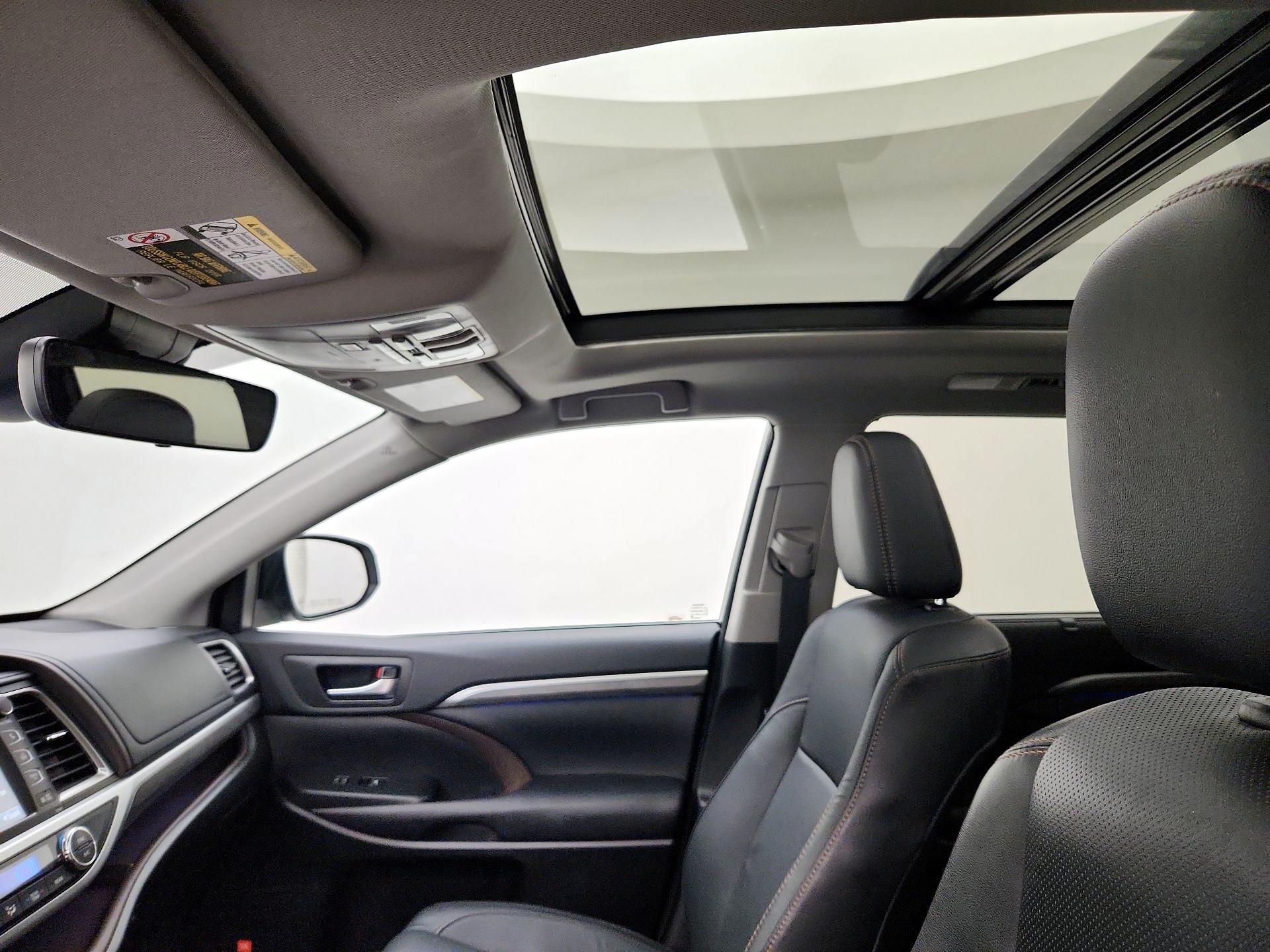 Thumbnail: 2017 Toyota Highlander - 19