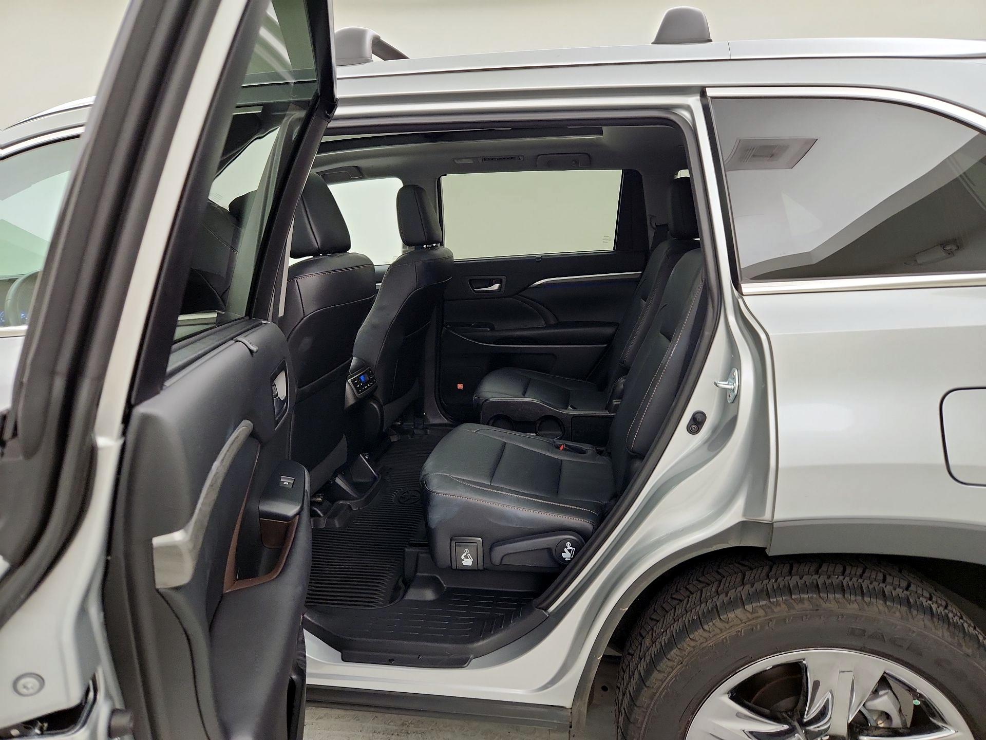 Thumbnail: 2017 Toyota Highlander - 20