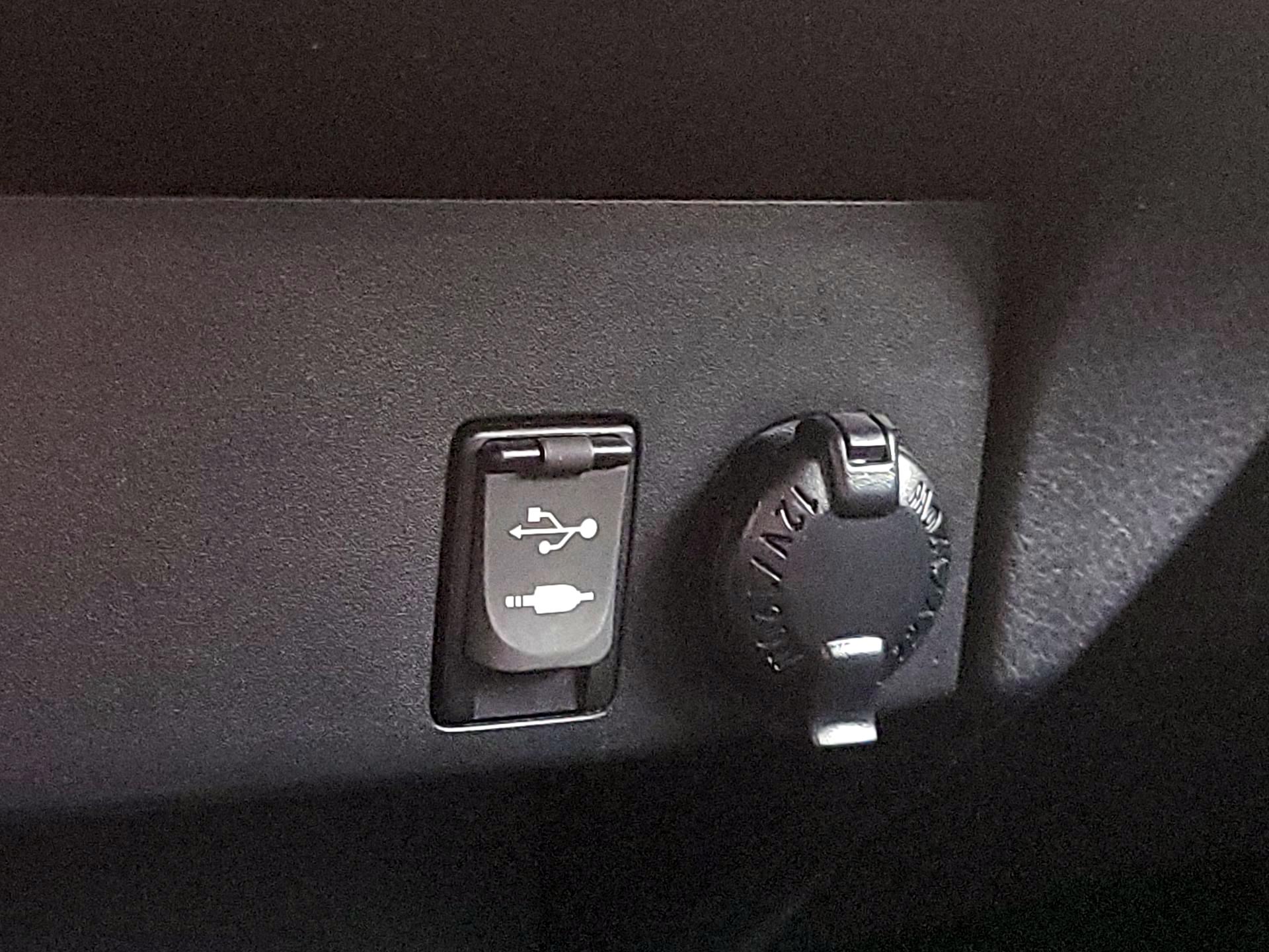 Thumbnail: 2016 Toyota RAV4 - 18