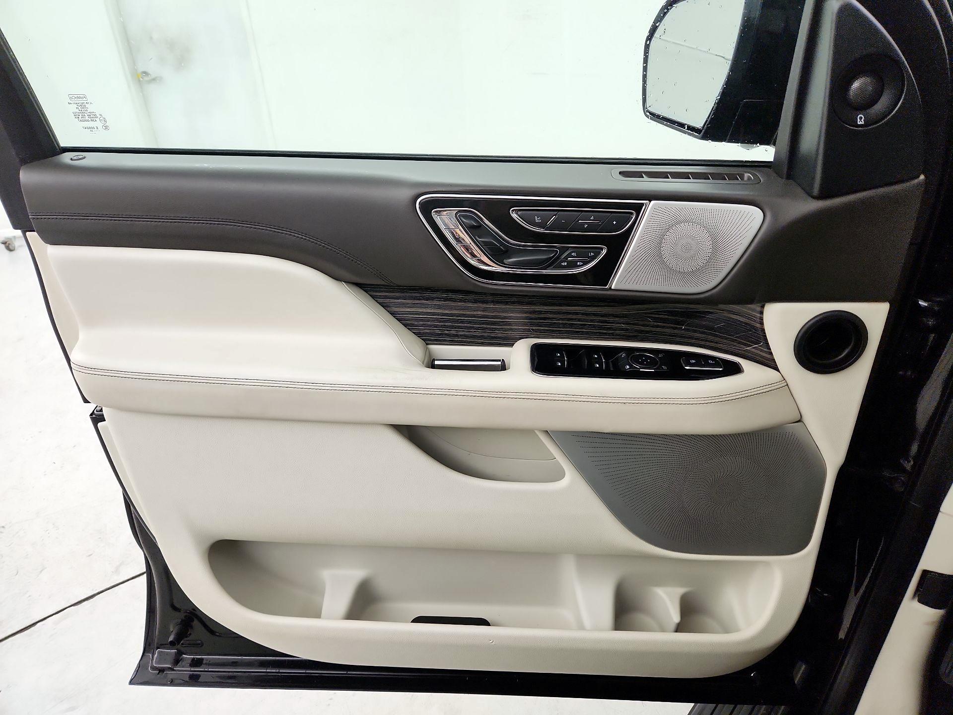 Thumbnail: 2020 Lincoln Navigator - 12