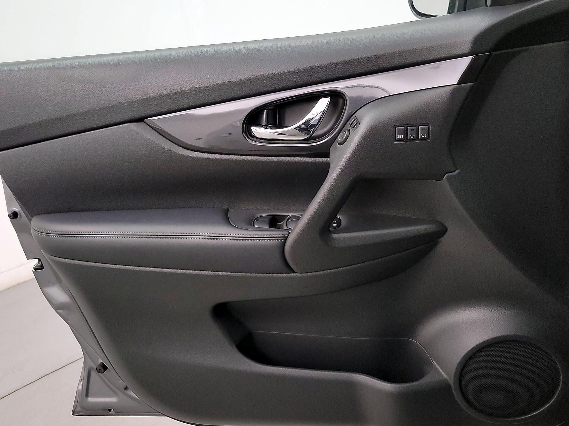 Thumbnail: 2018 Nissan Rogue - 12