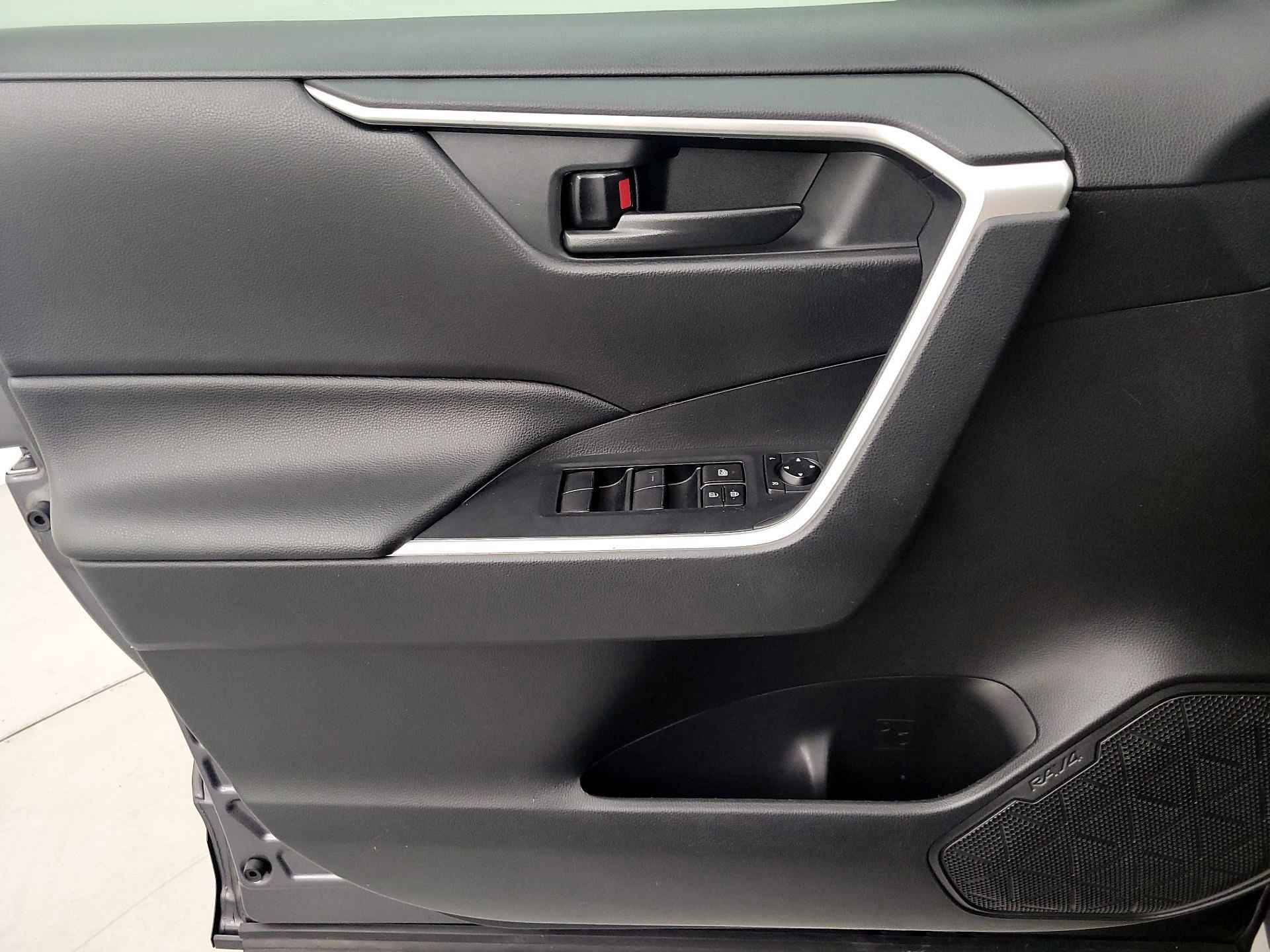 Thumbnail: 2020 Toyota RAV4 - 12