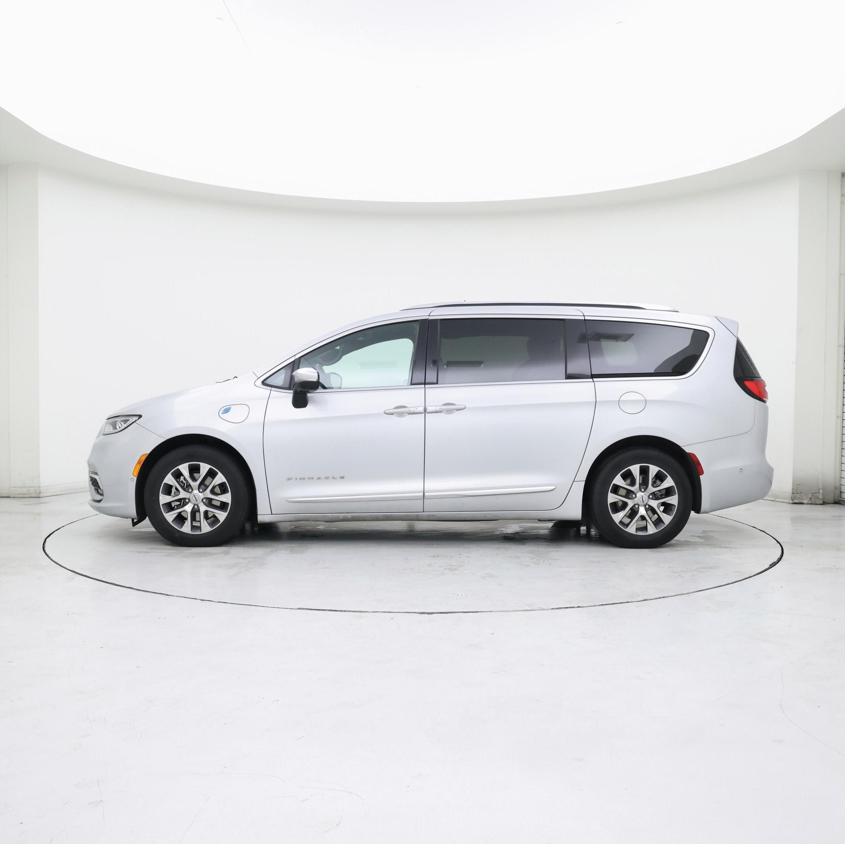 Thumbnail: 2023 Chrysler Pacifica - 3