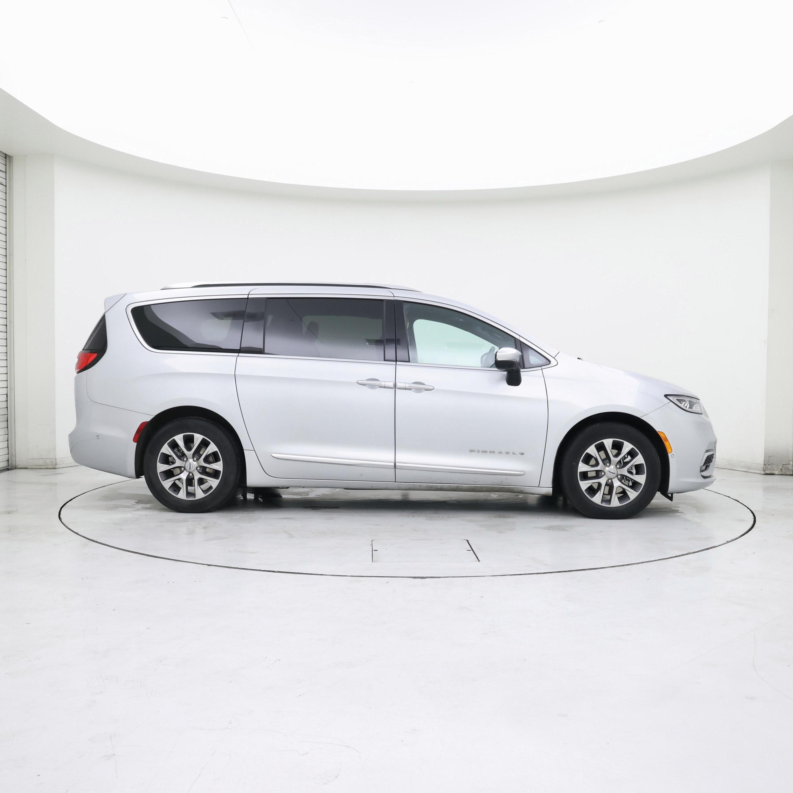 Thumbnail: 2023 Chrysler Pacifica - 7