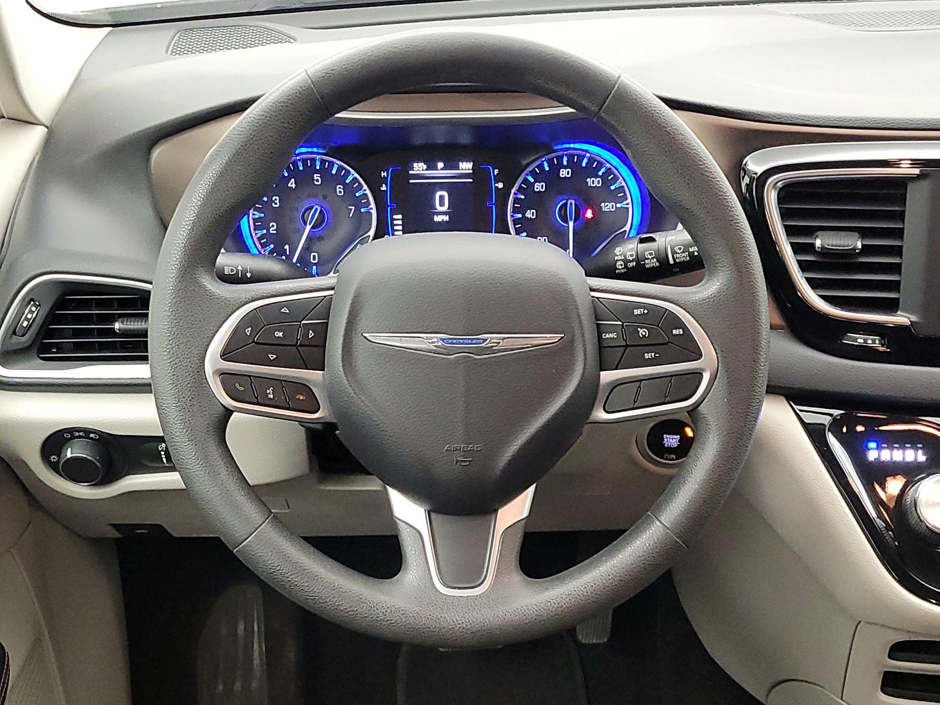 Thumbnail: 2018 Chrysler Pacifica - 10