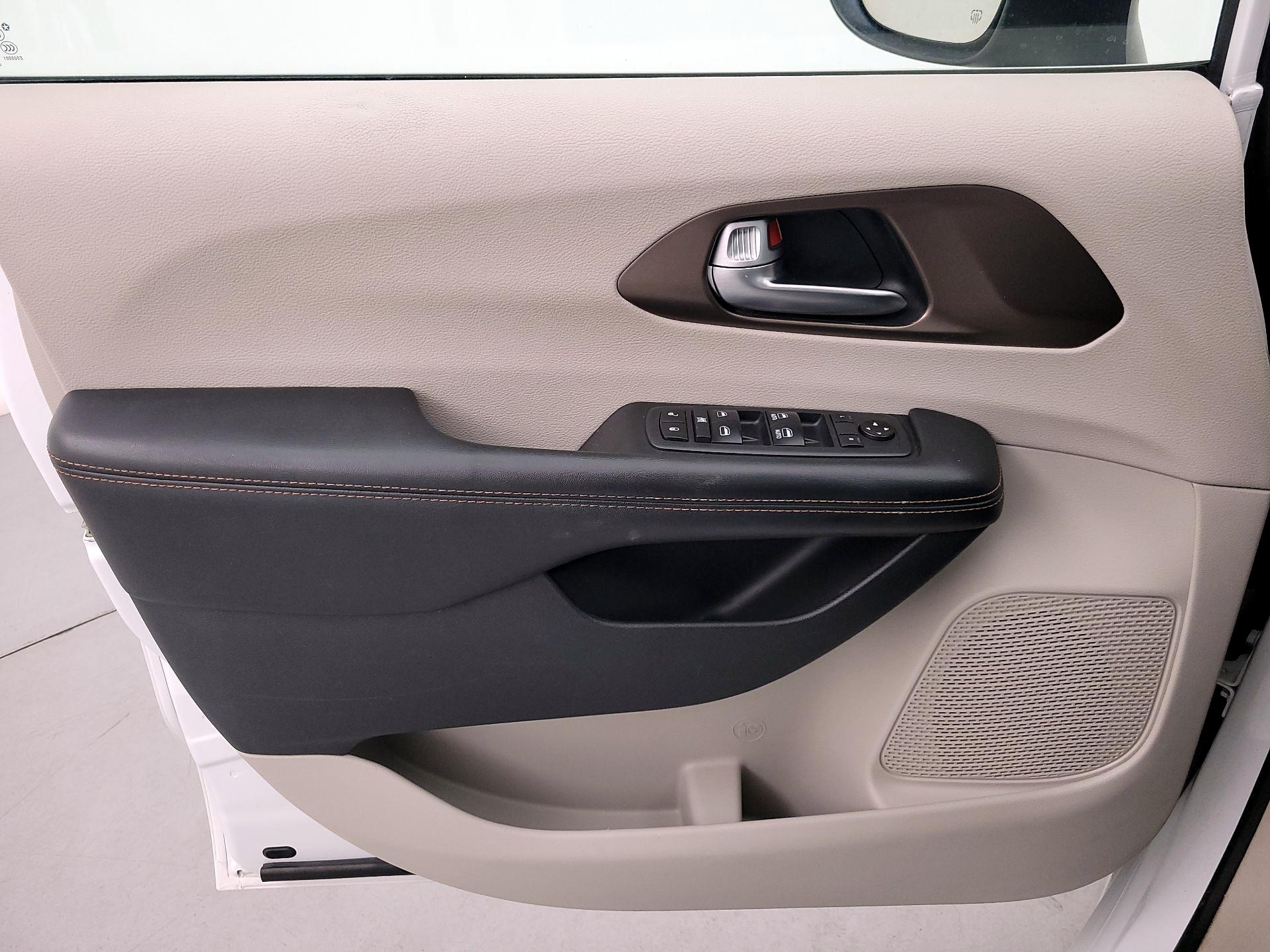 Thumbnail: 2018 Chrysler Pacifica - 12