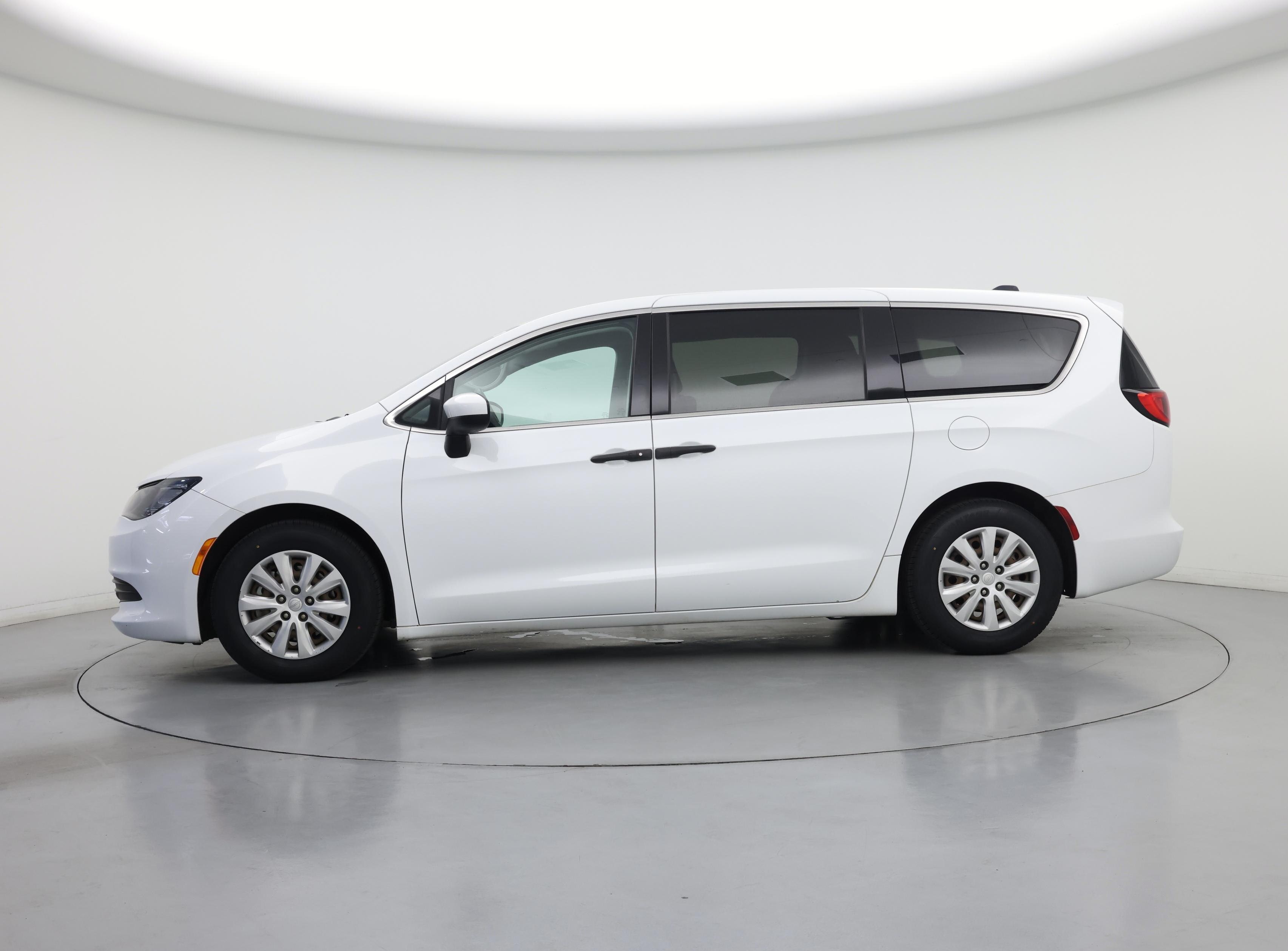 Thumbnail: 2018 Chrysler Pacifica - 3