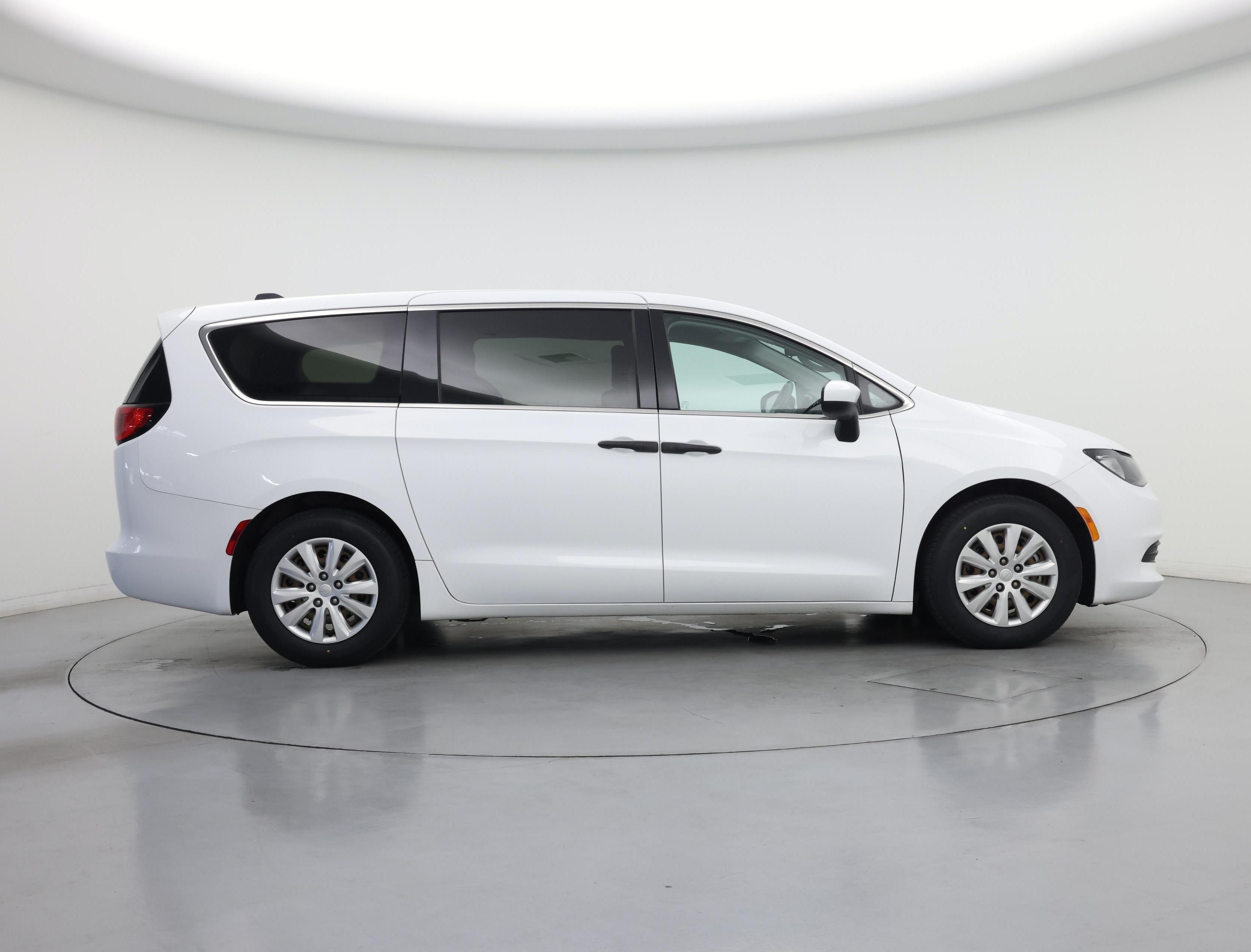 Thumbnail: 2018 Chrysler Pacifica - 7