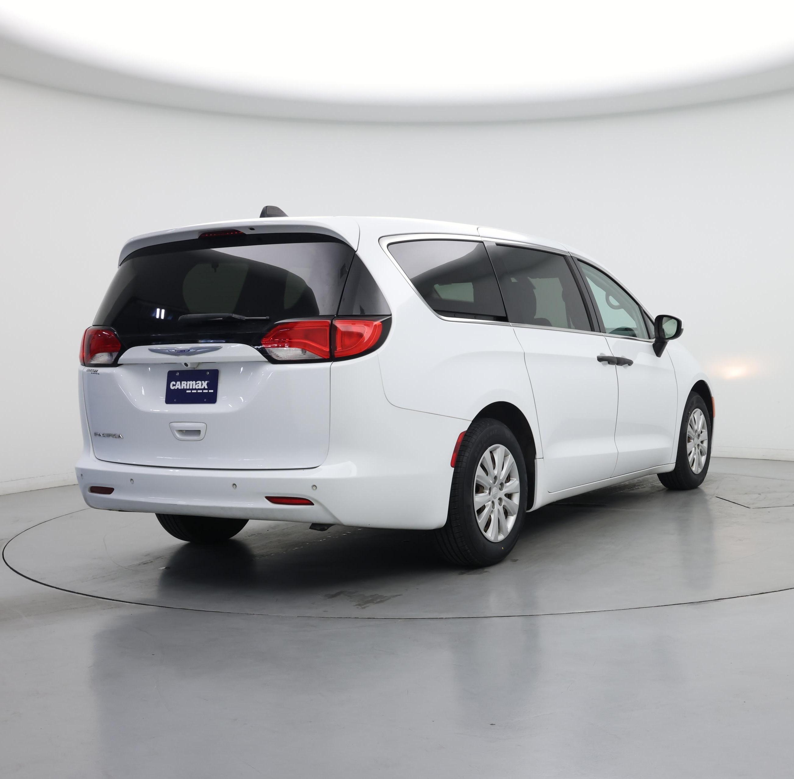 Thumbnail: 2018 Chrysler Pacifica - 8