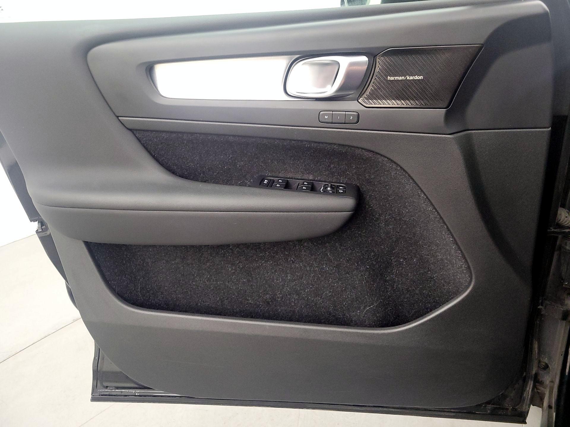 Thumbnail: 2021 Volvo XC40 - 12