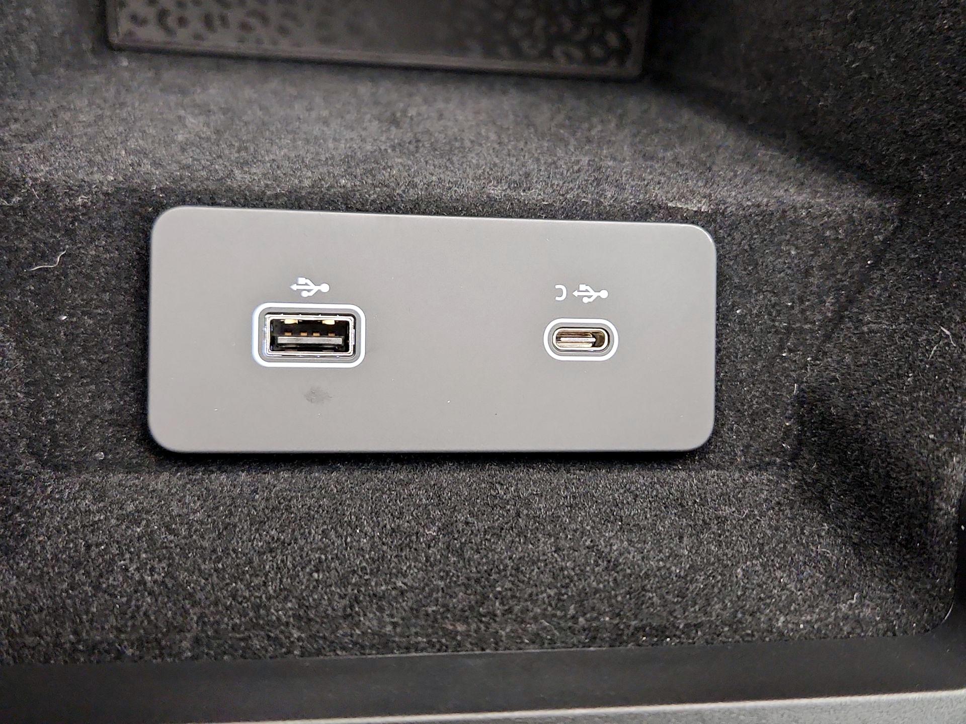 Thumbnail: 2021 Jaguar E-Pace - 19