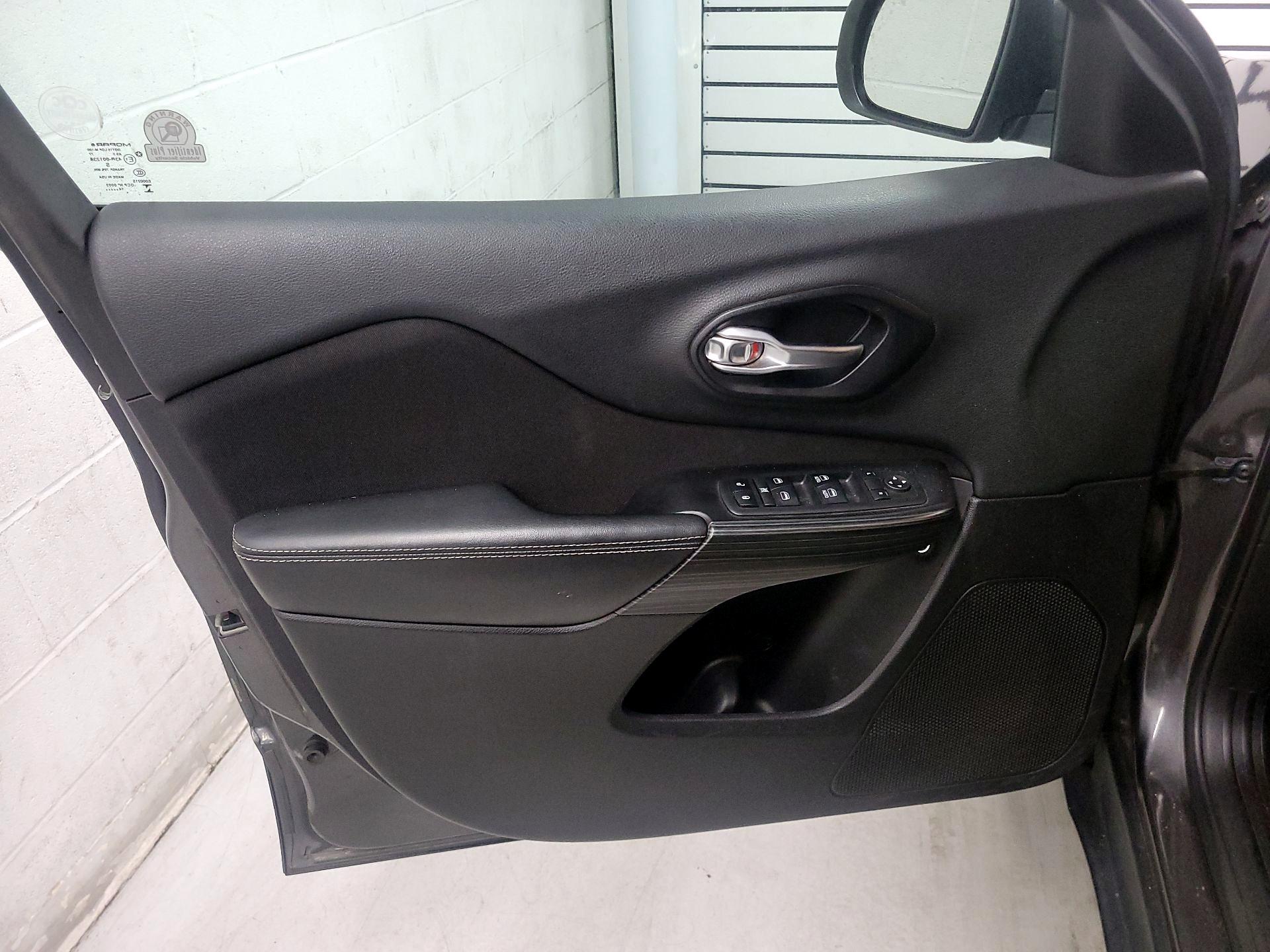 Thumbnail: 2015 Jeep Cherokee - 12