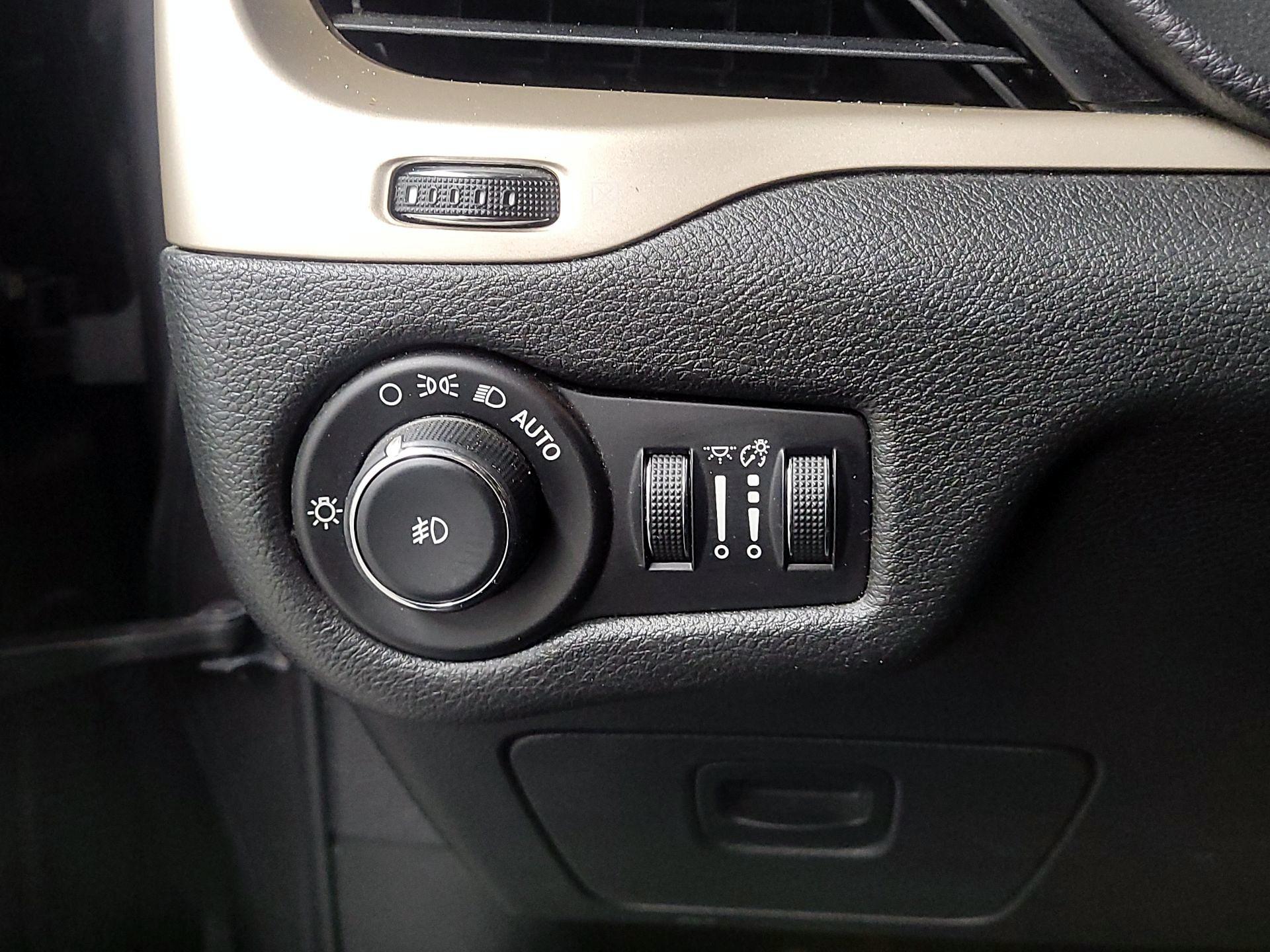 Thumbnail: 2015 Jeep Cherokee - 13