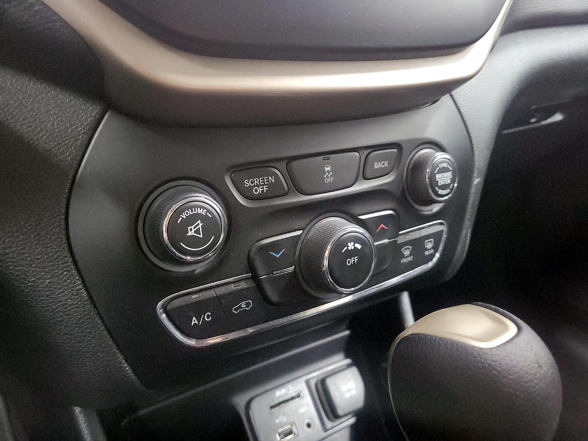 Thumbnail: 2015 Jeep Cherokee - 16