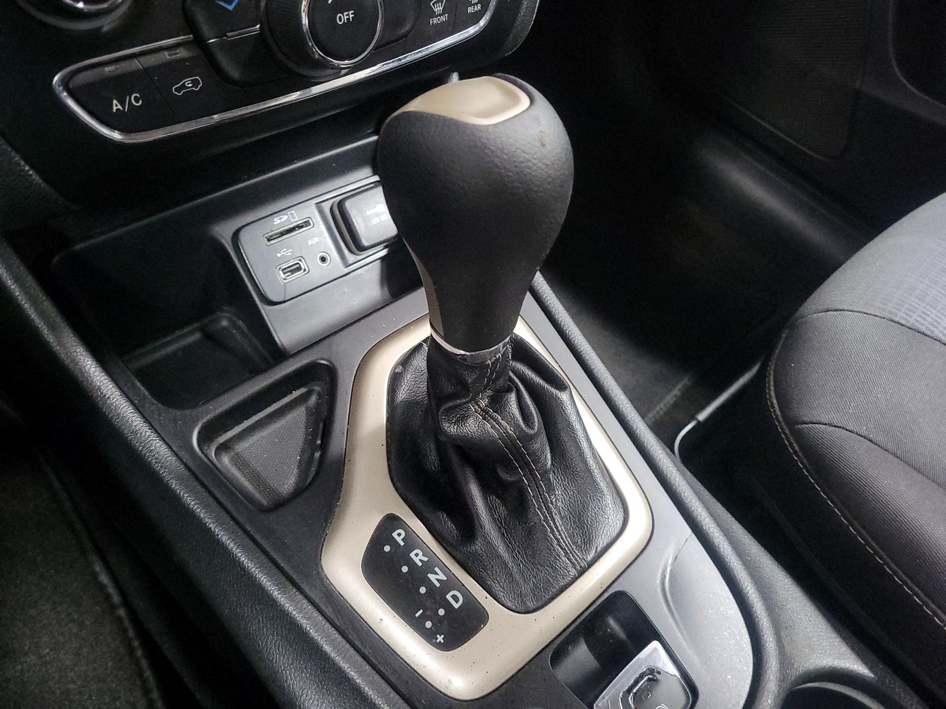 Thumbnail: 2015 Jeep Cherokee - 17