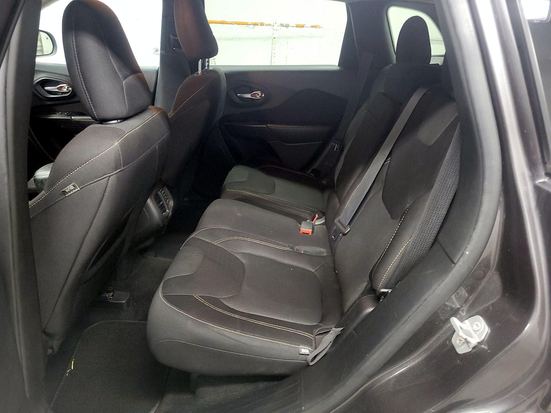 Thumbnail: 2015 Jeep Cherokee - 19