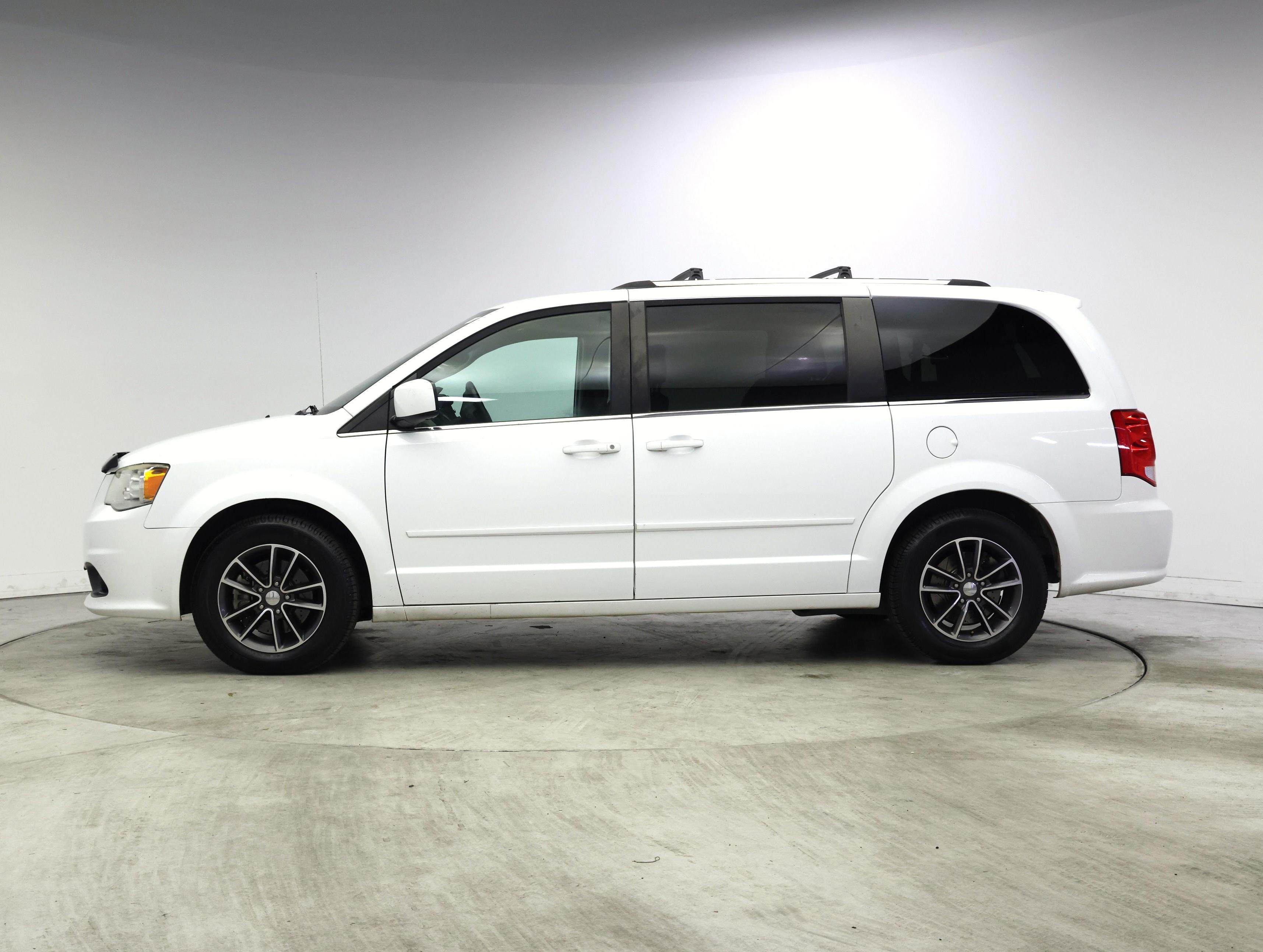 Thumbnail: 2017 Dodge Grand Caravan - 3