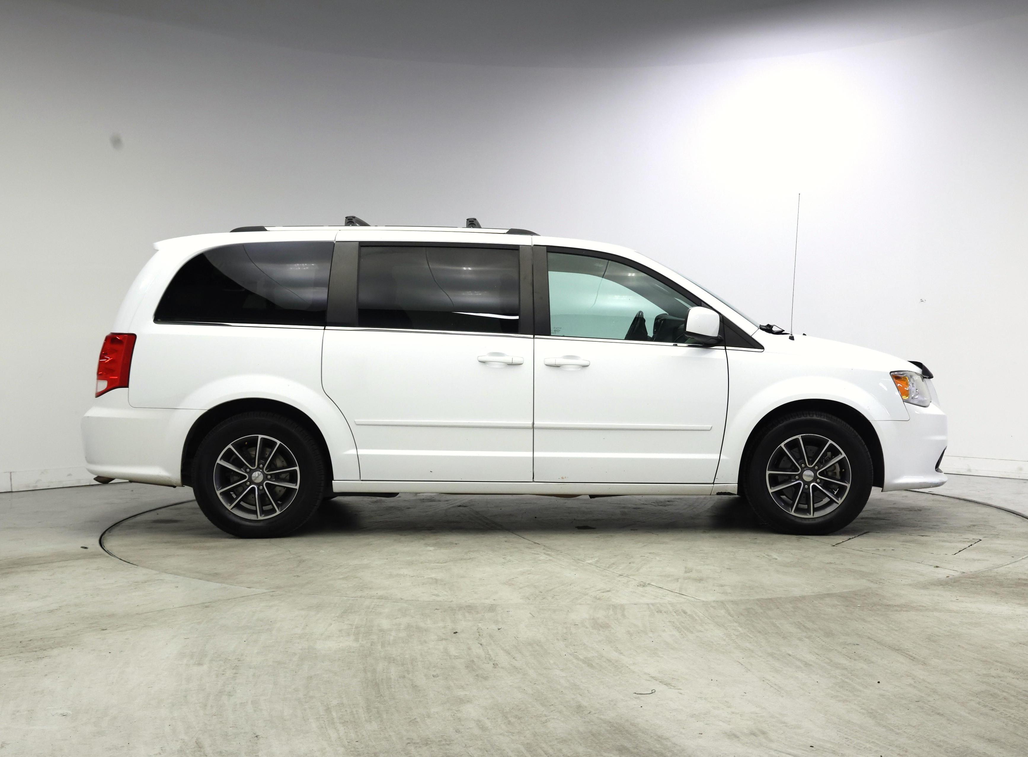 Thumbnail: 2017 Dodge Grand Caravan - 7