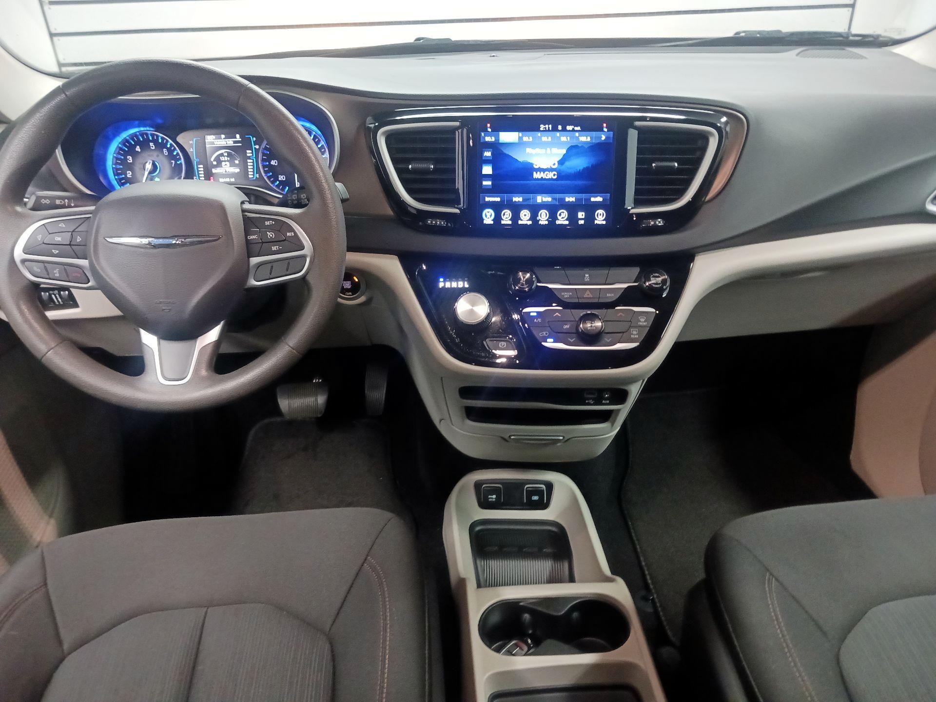 Thumbnail: 2017 Chrysler Pacifica - 9