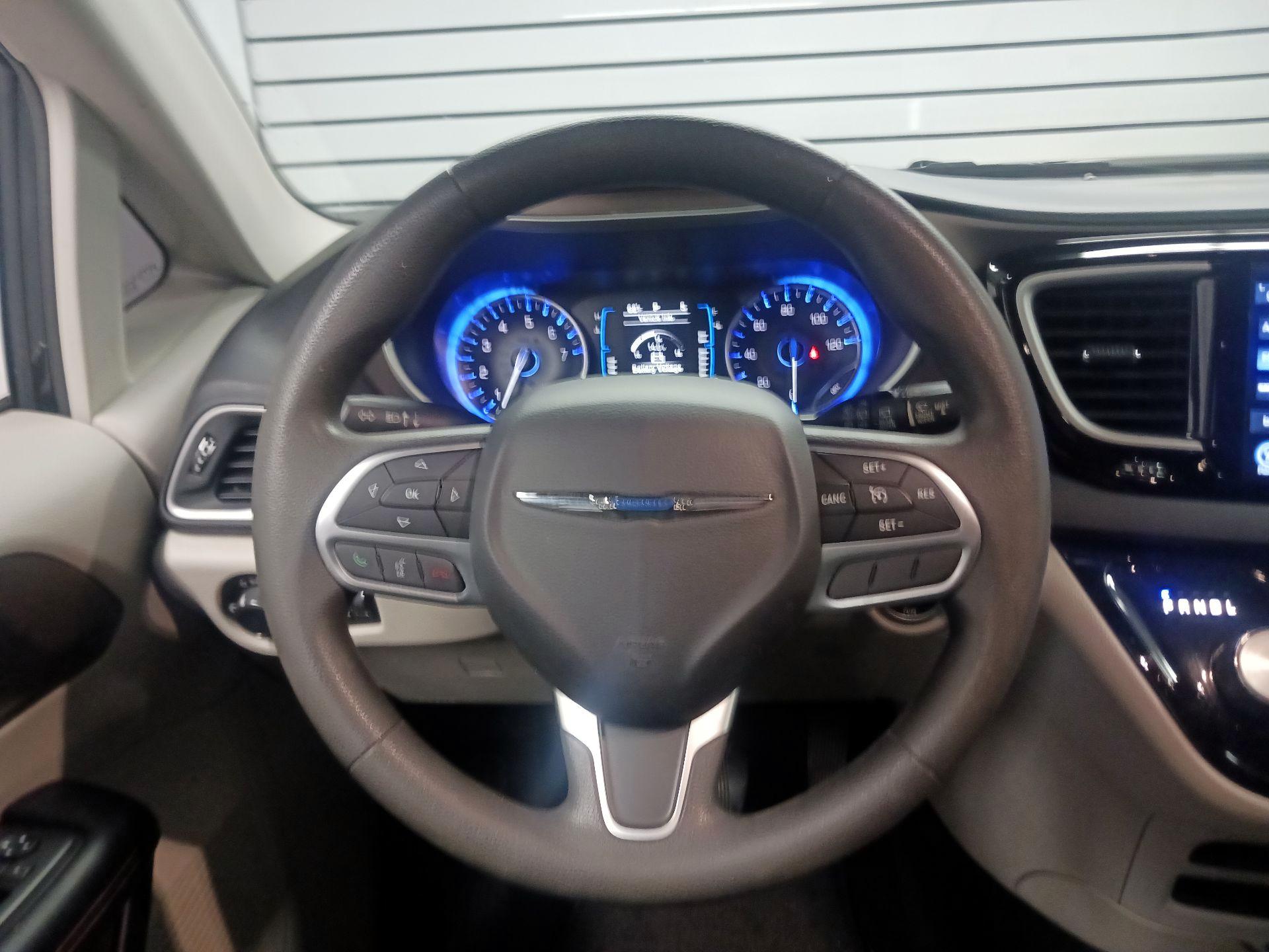 Thumbnail: 2017 Chrysler Pacifica - 10