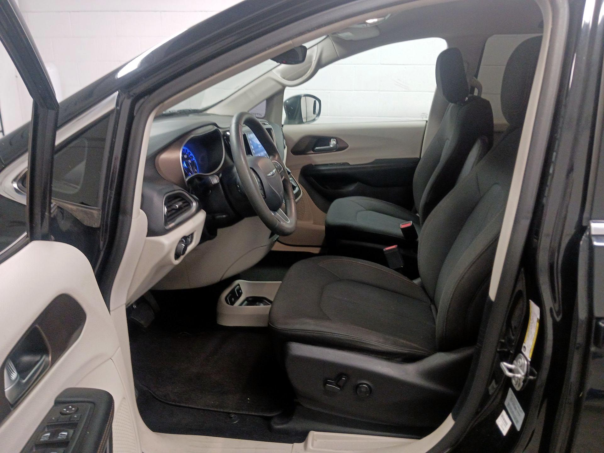 Thumbnail: 2017 Chrysler Pacifica - 11