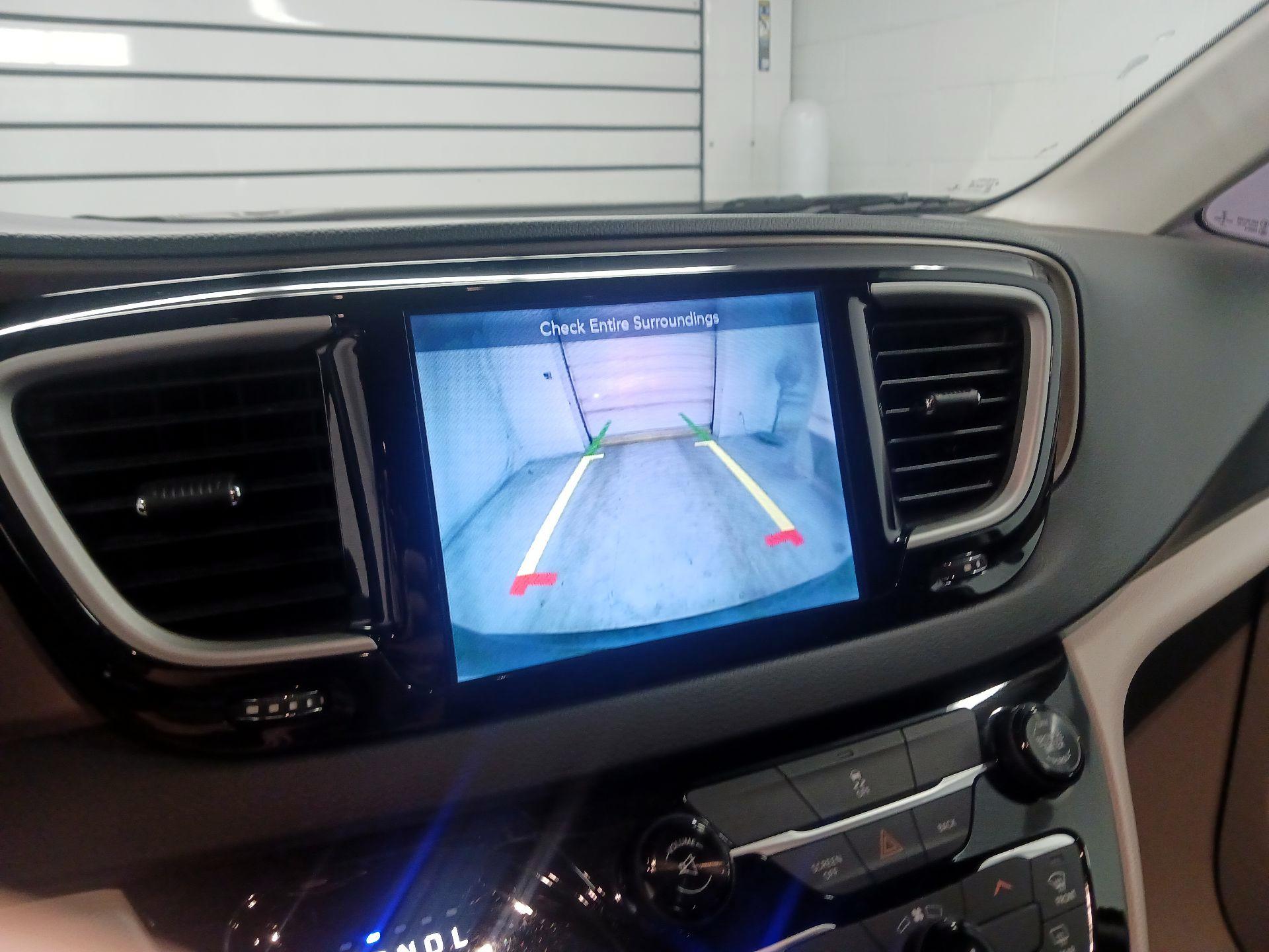 Thumbnail: 2017 Chrysler Pacifica - 14