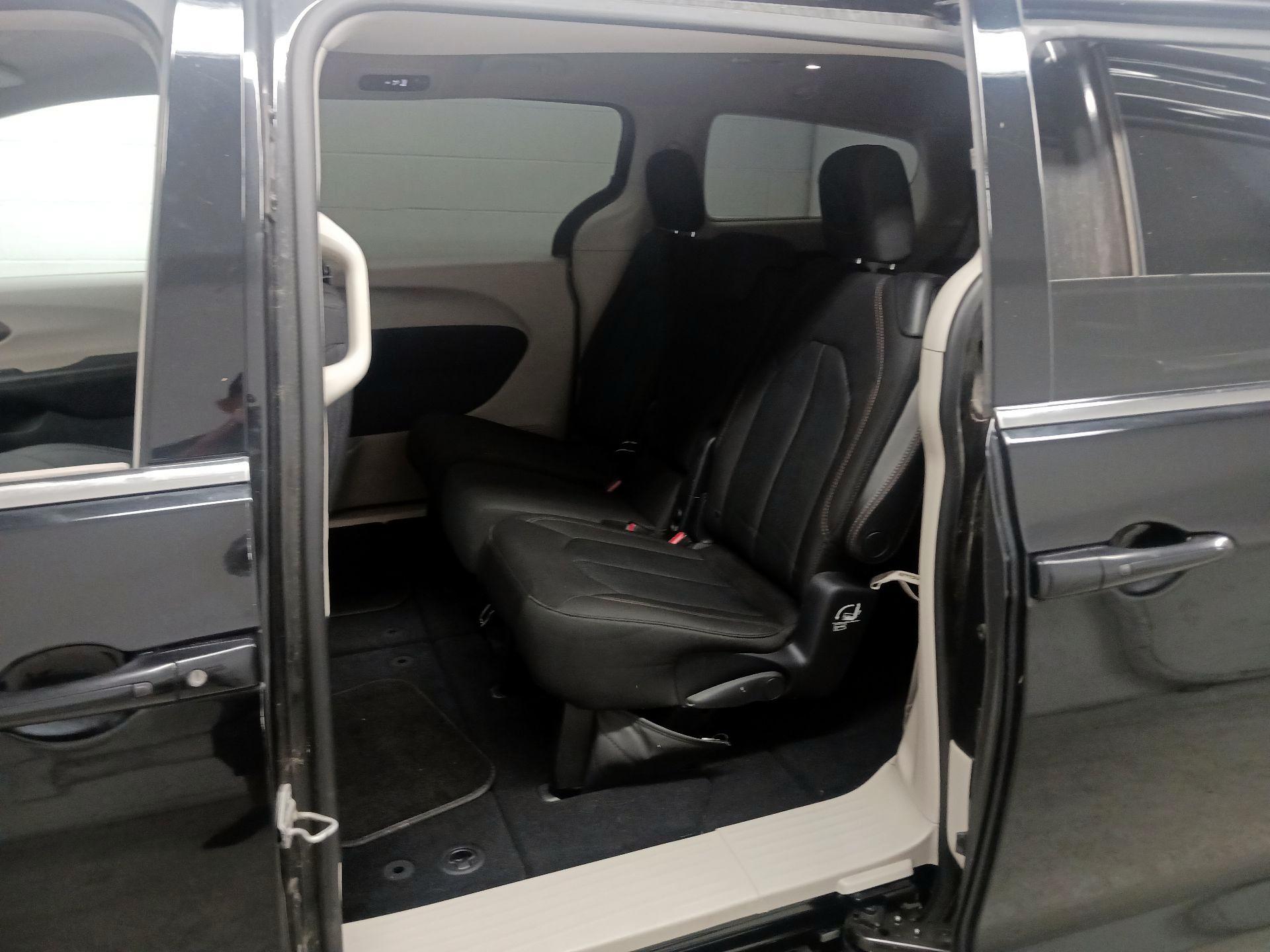 Thumbnail: 2017 Chrysler Pacifica - 19