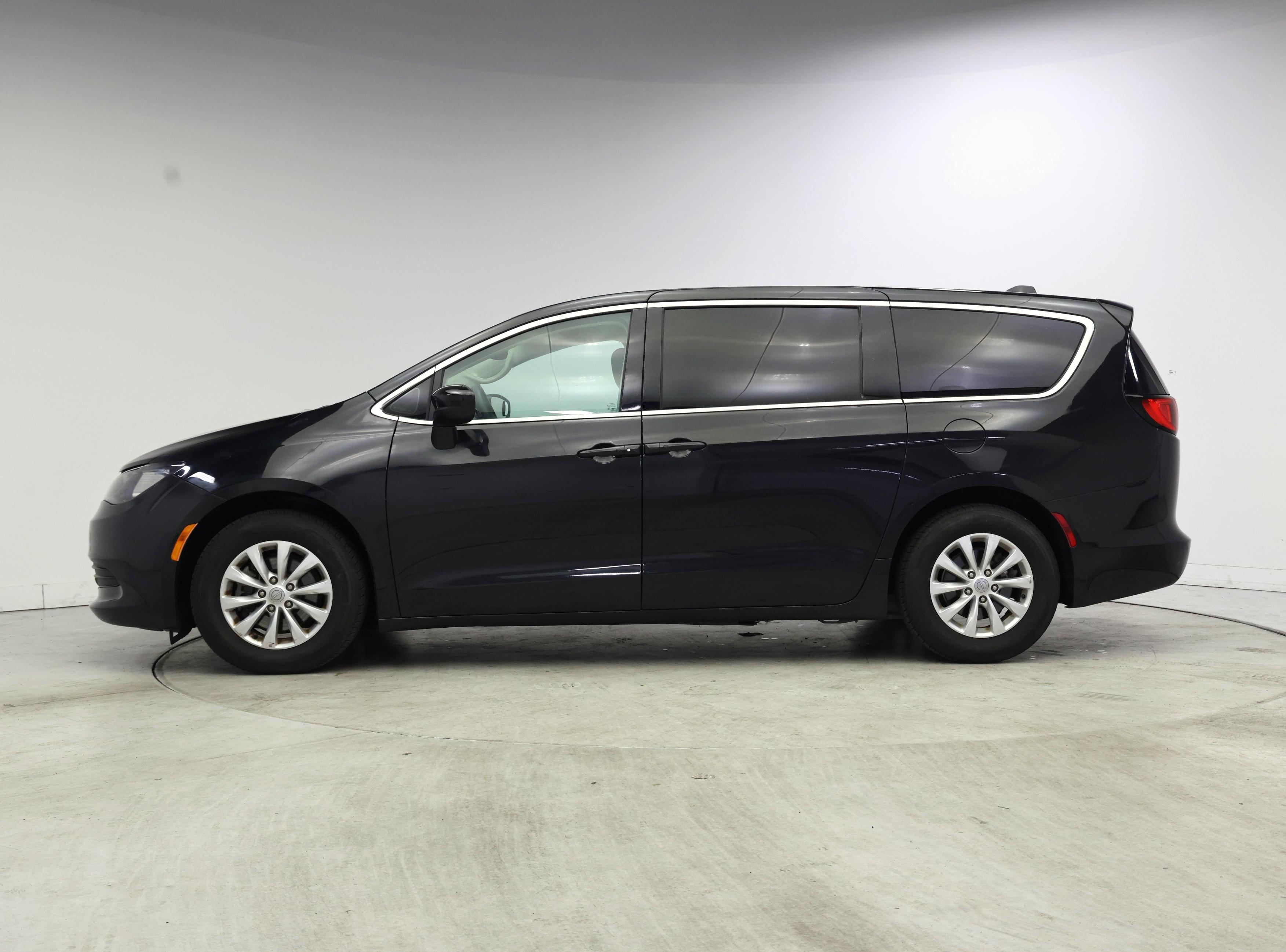 Thumbnail: 2017 Chrysler Pacifica - 3