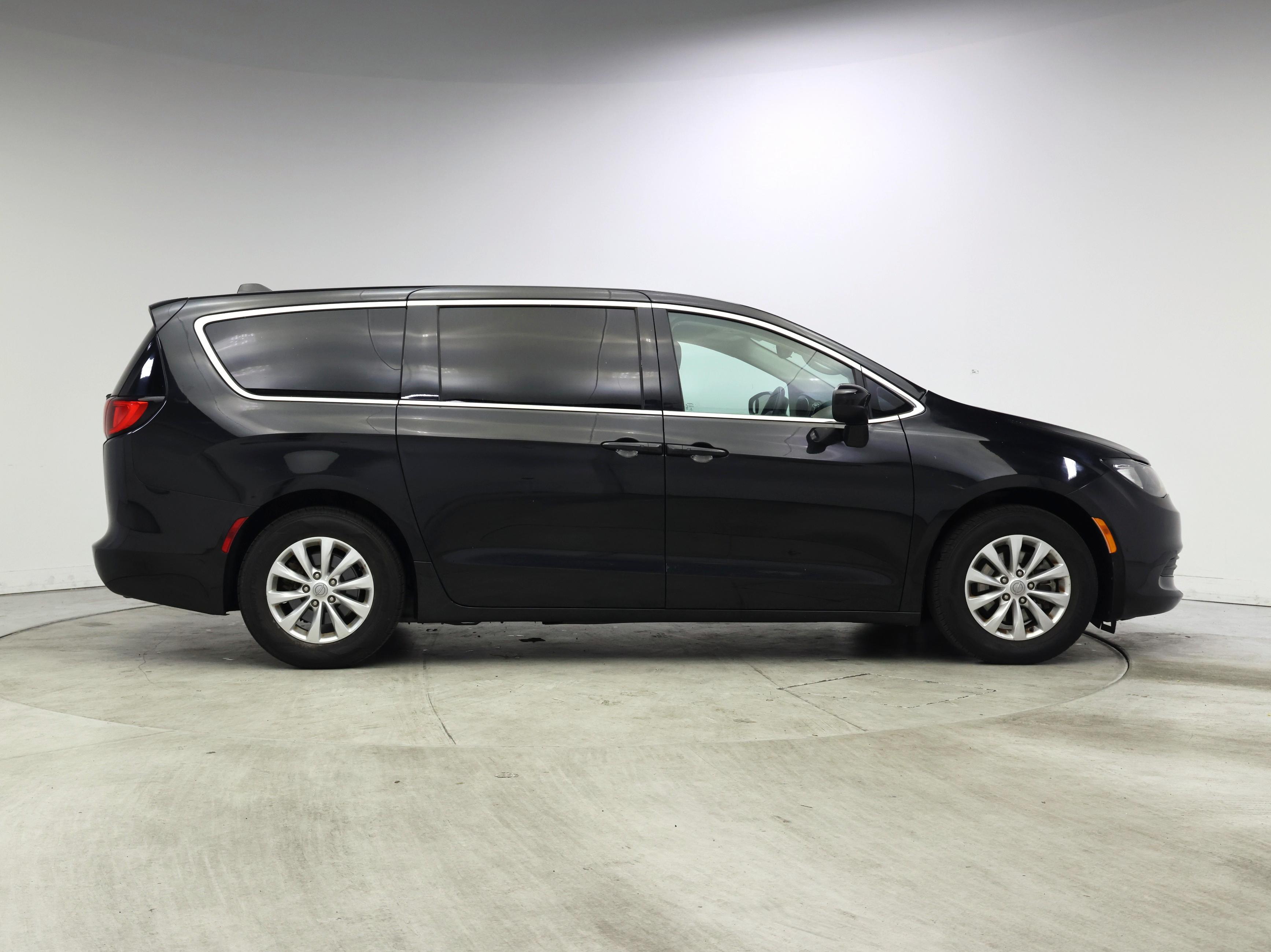 Thumbnail: 2017 Chrysler Pacifica - 7