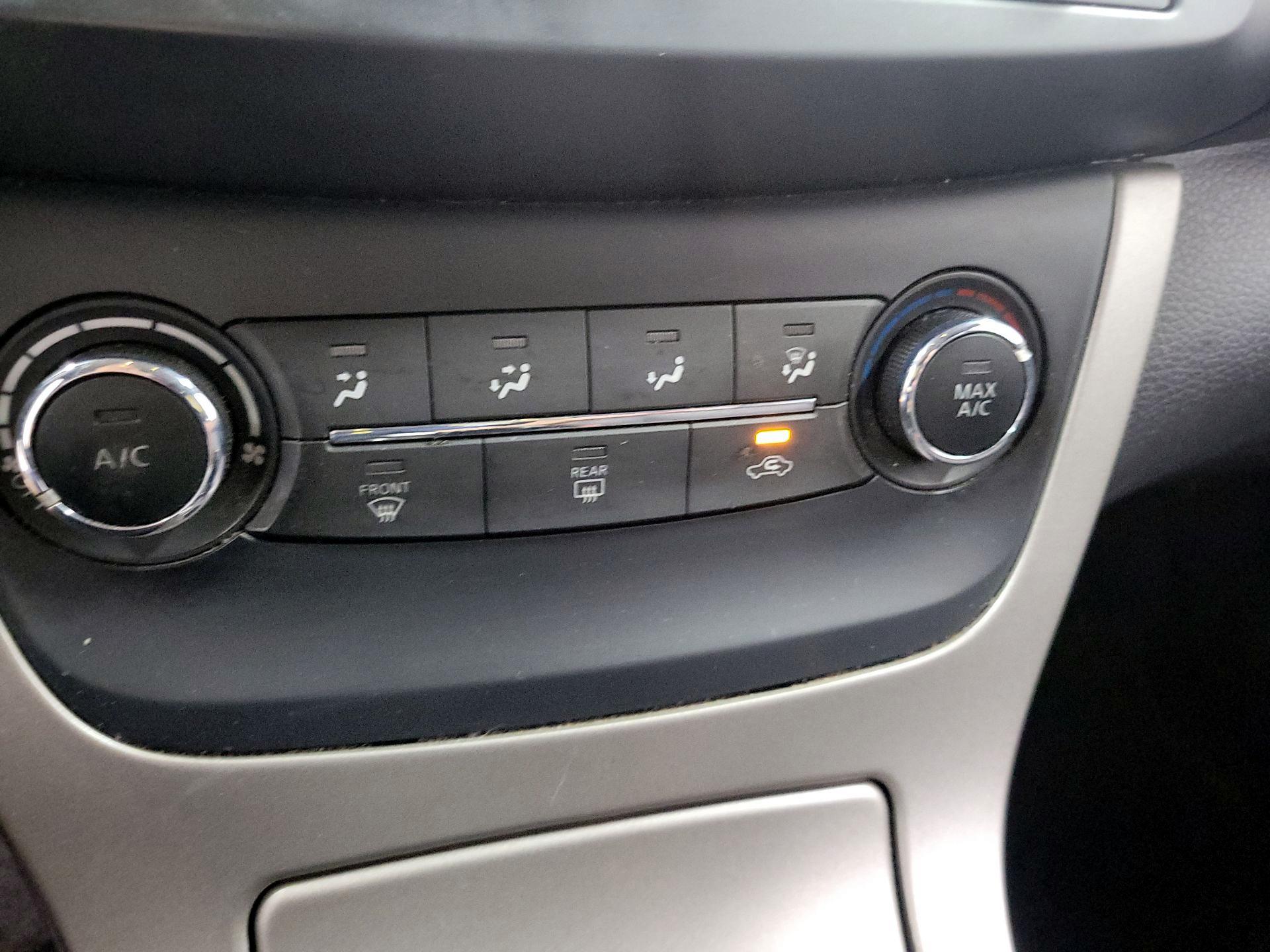 Thumbnail: 2015 Nissan Sentra - 15