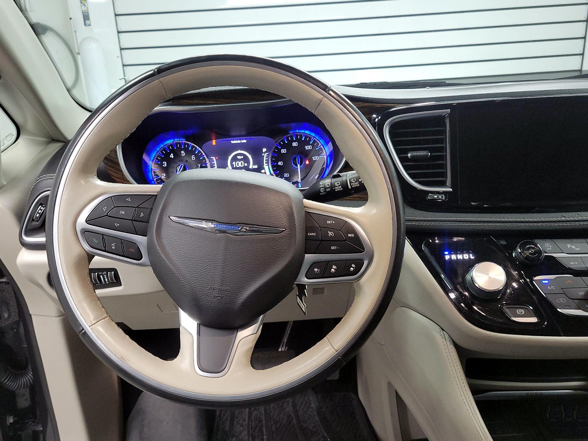 Thumbnail: 2021 Chrysler Pacifica - 10