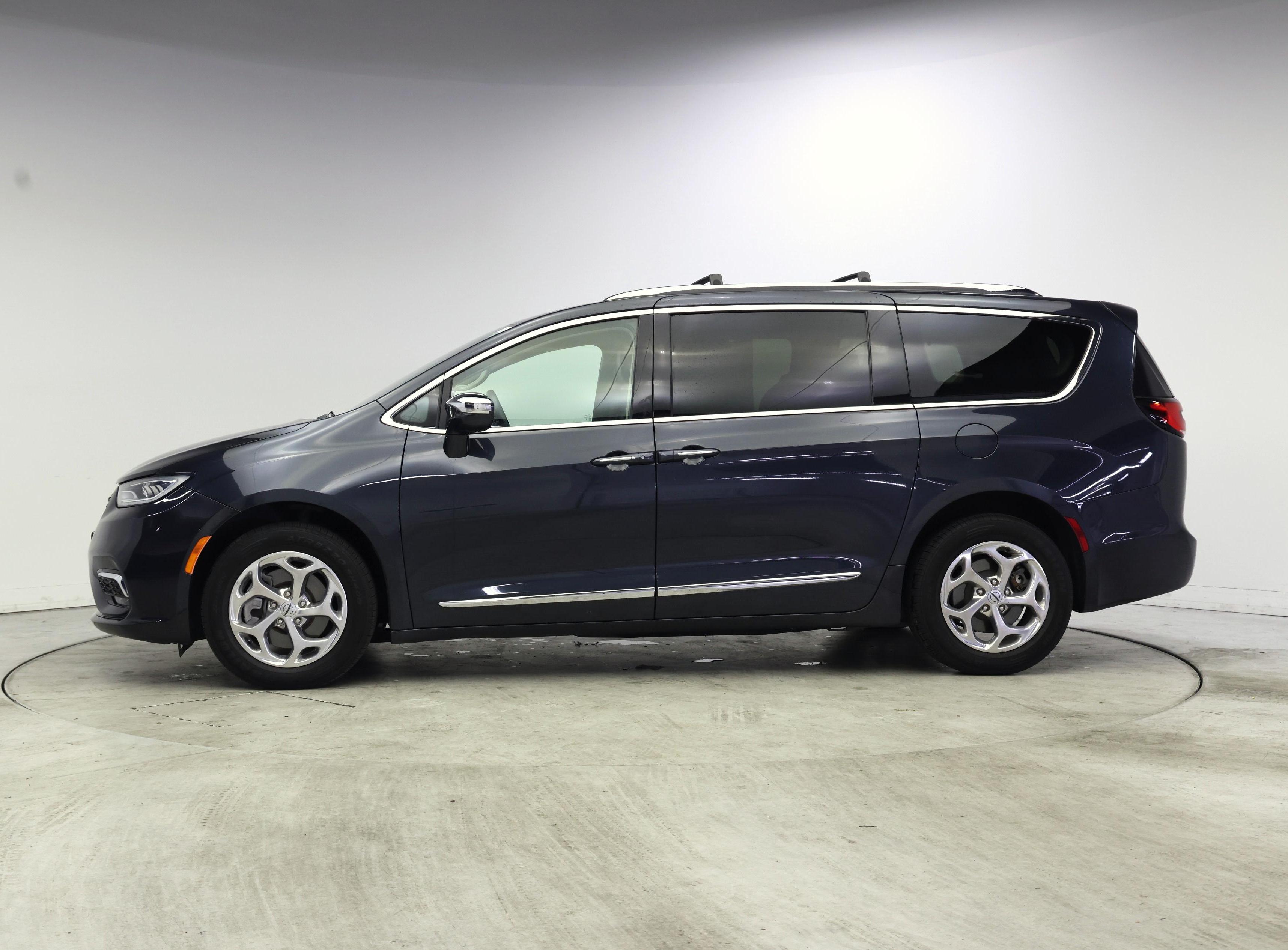 Thumbnail: 2021 Chrysler Pacifica - 3