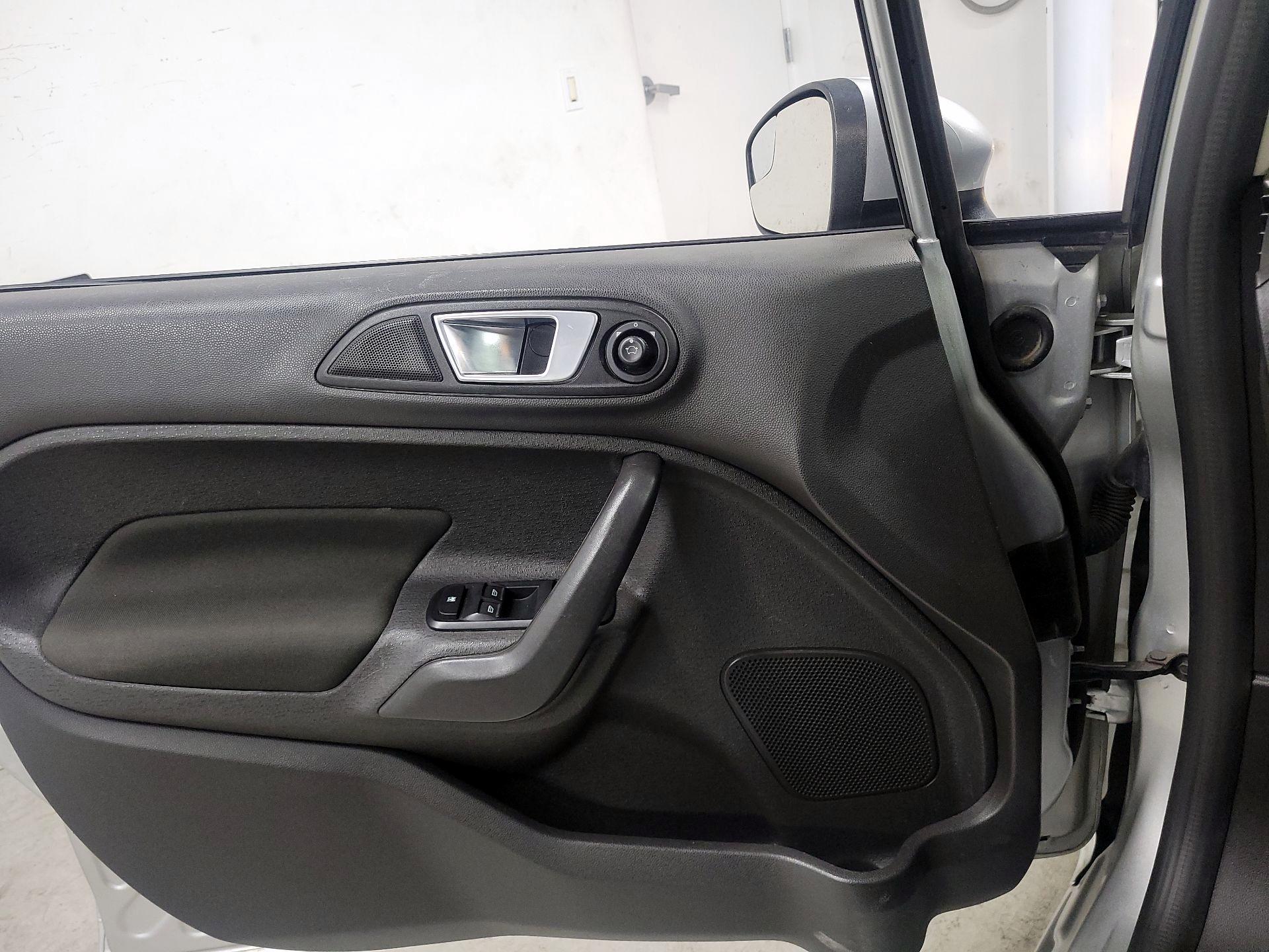 Thumbnail: 2016 Ford Fiesta - 12