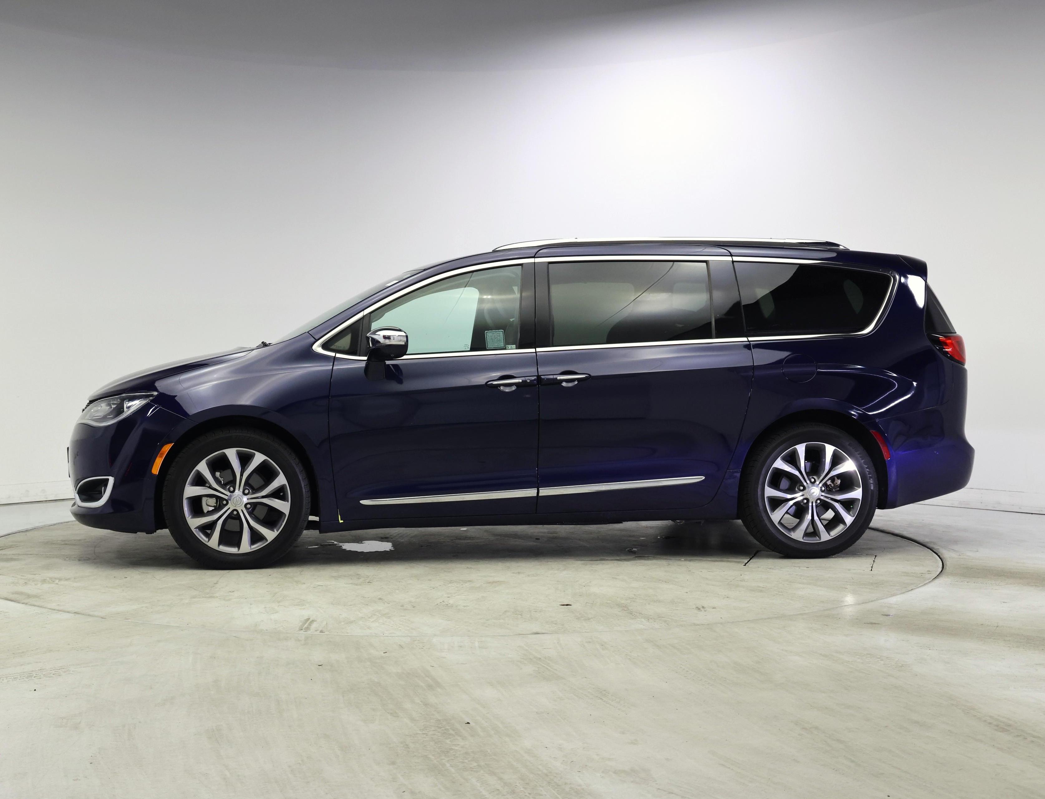 Thumbnail: 2017 Chrysler Pacifica - 3