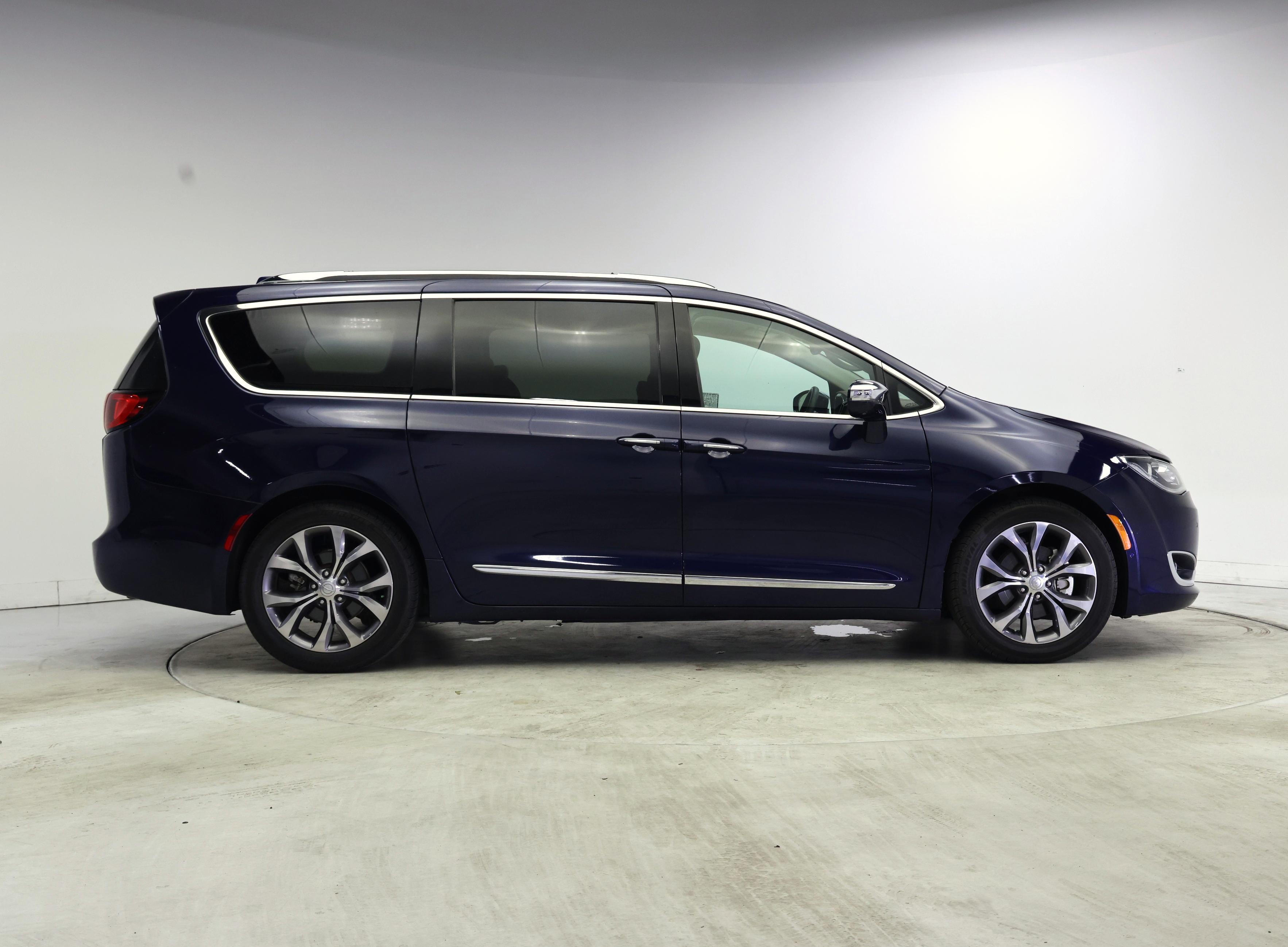 Thumbnail: 2017 Chrysler Pacifica - 7