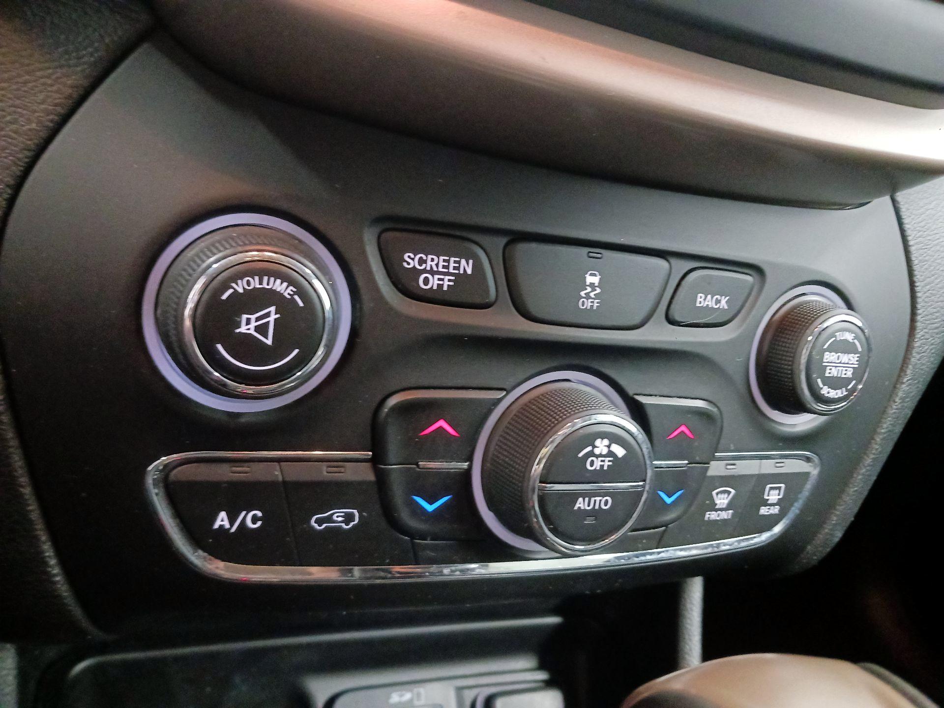 Thumbnail: 2014 Jeep Cherokee - 15