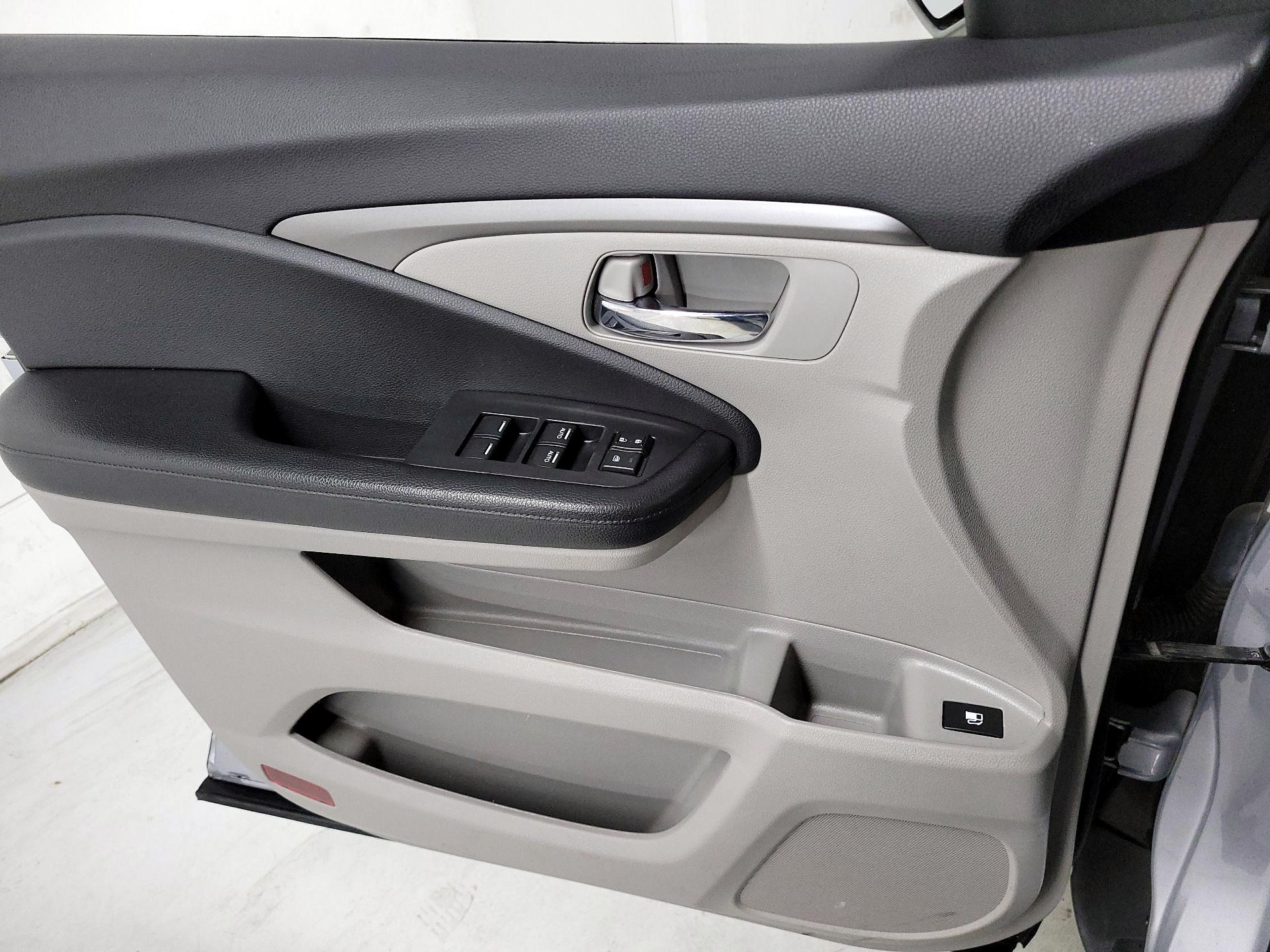 Thumbnail: 2019 Honda Pilot - 12