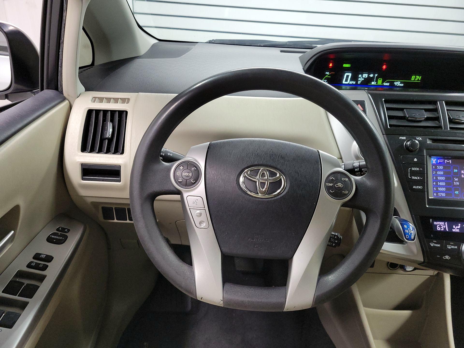 Thumbnail: 2014 Toyota Prius v - 10