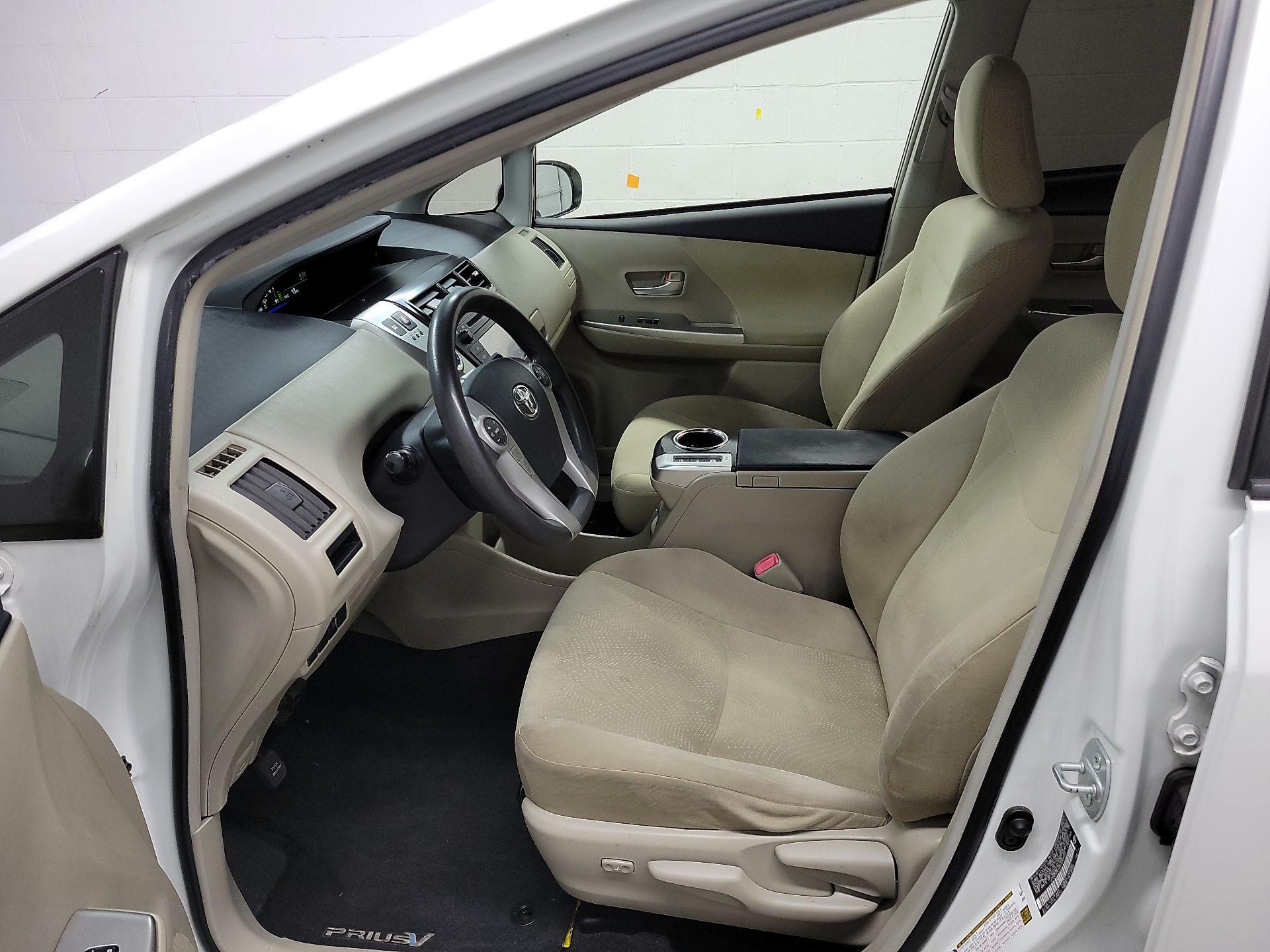 Thumbnail: 2014 Toyota Prius v - 11