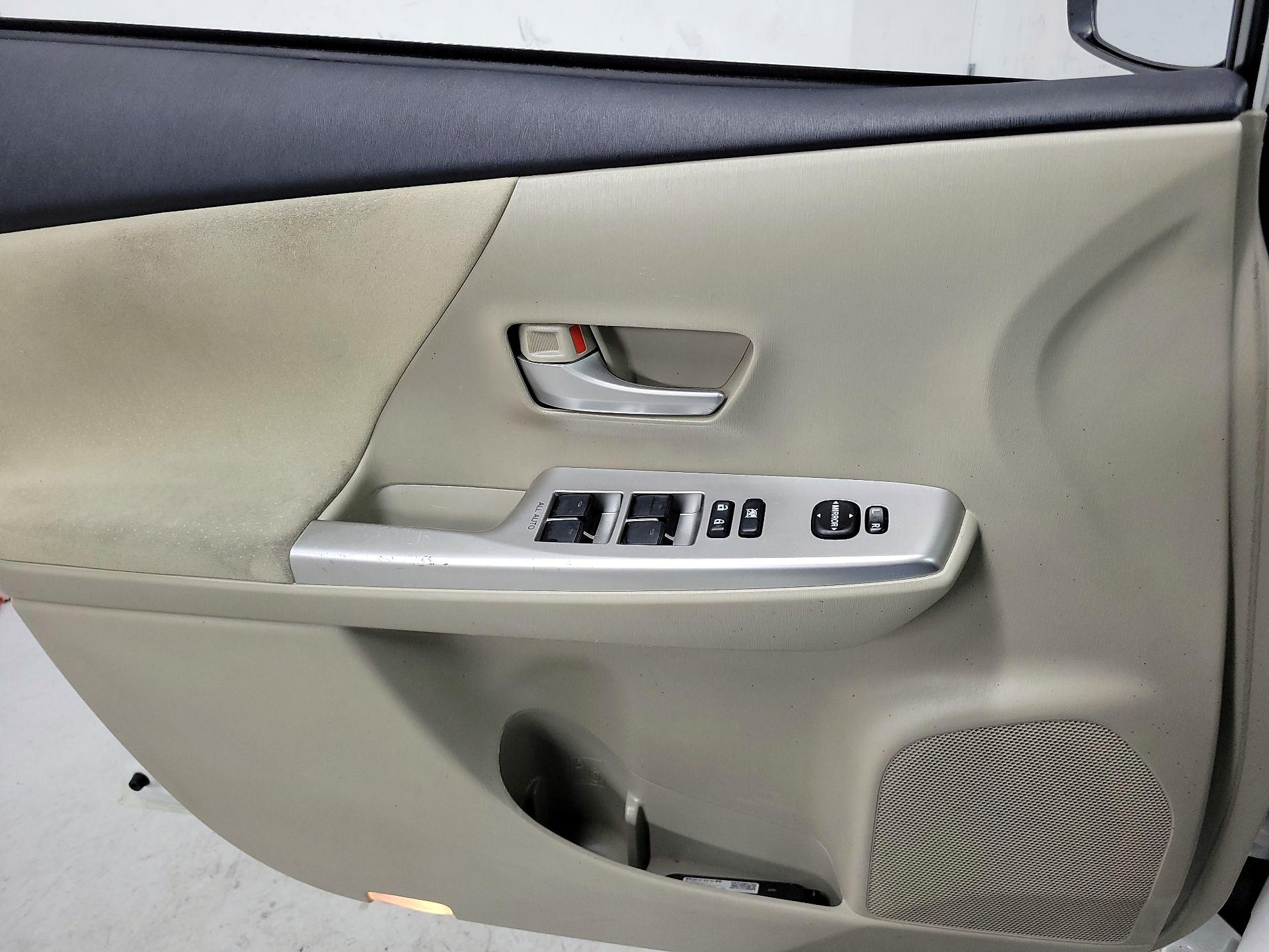 Thumbnail: 2014 Toyota Prius v - 12