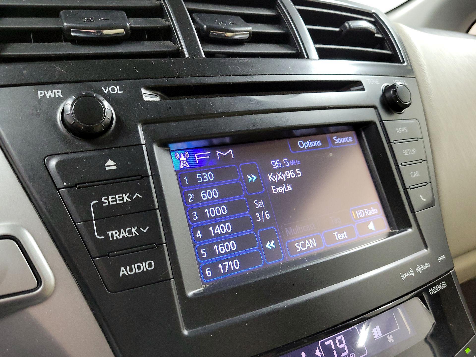 Thumbnail: 2014 Toyota Prius v - 15