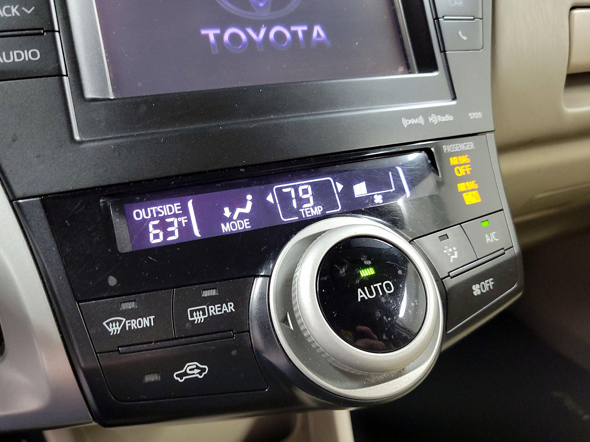 Thumbnail: 2014 Toyota Prius v - 16