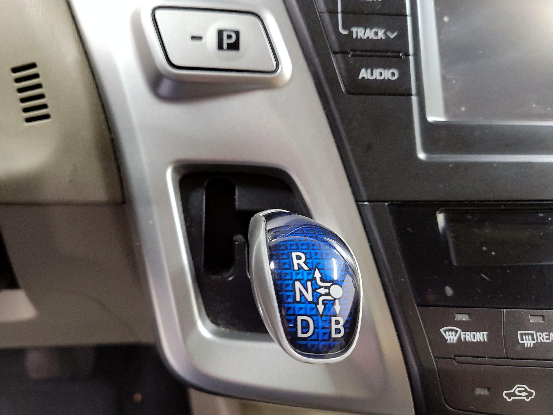 Thumbnail: 2014 Toyota Prius v - 17