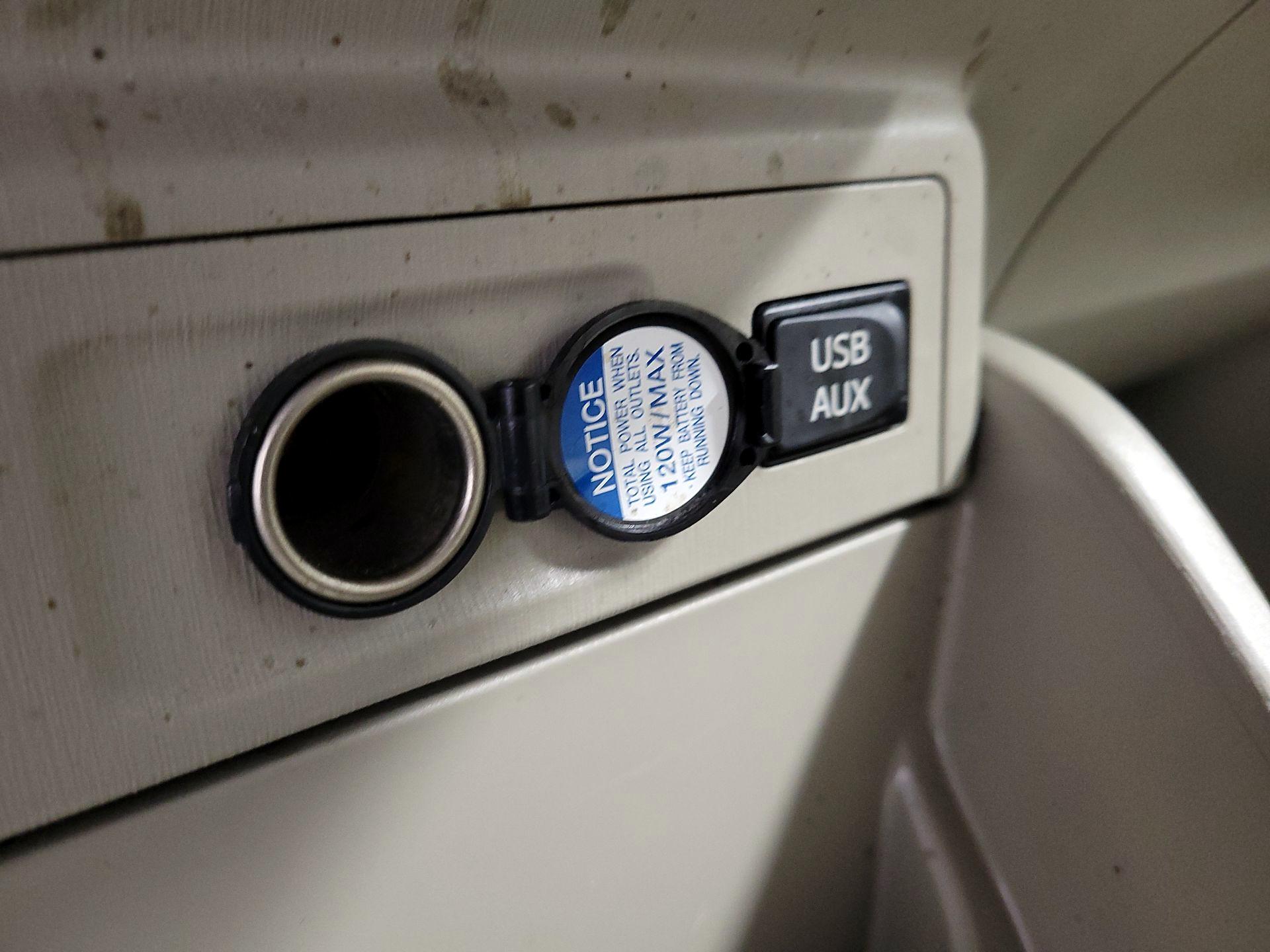 Thumbnail: 2014 Toyota Prius v - 18