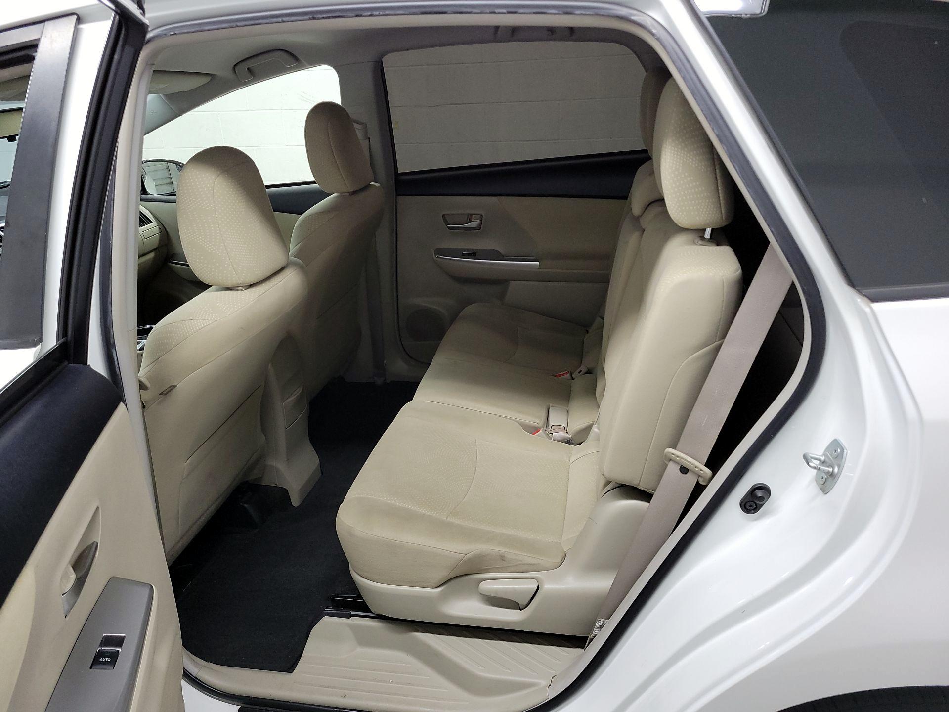 Thumbnail: 2014 Toyota Prius v - 19
