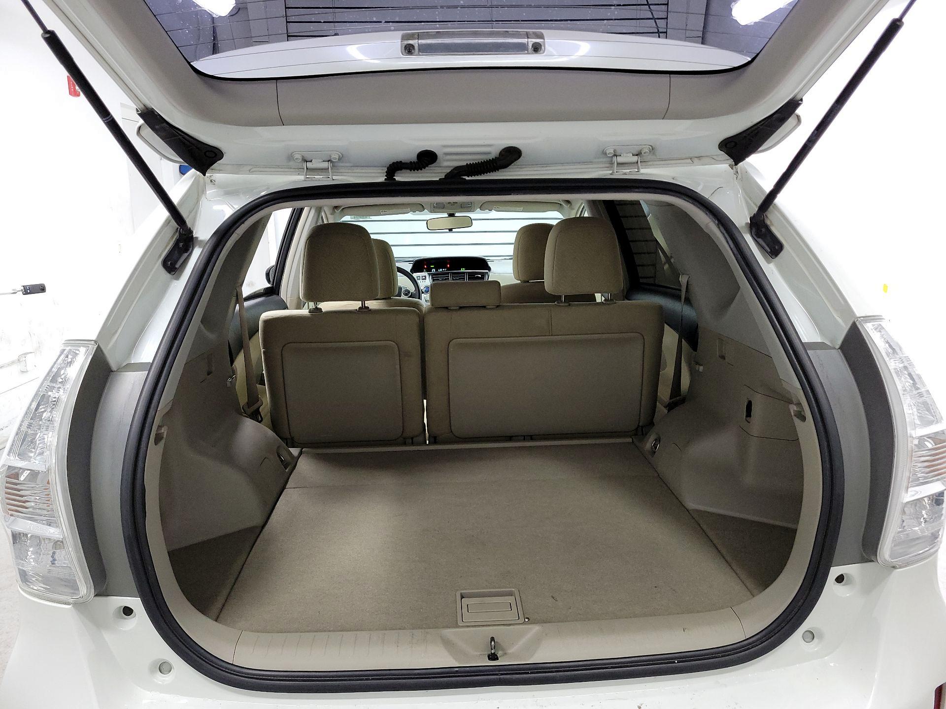 Thumbnail: 2014 Toyota Prius v - 20