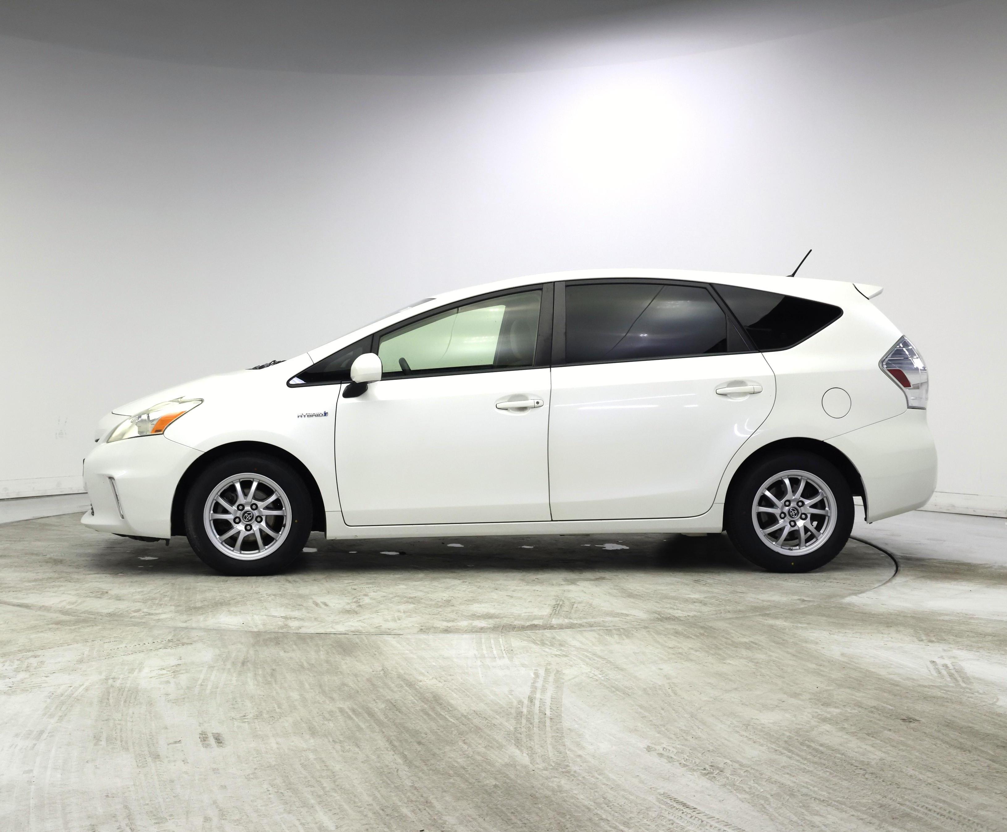 Thumbnail: 2014 Toyota Prius v - 3