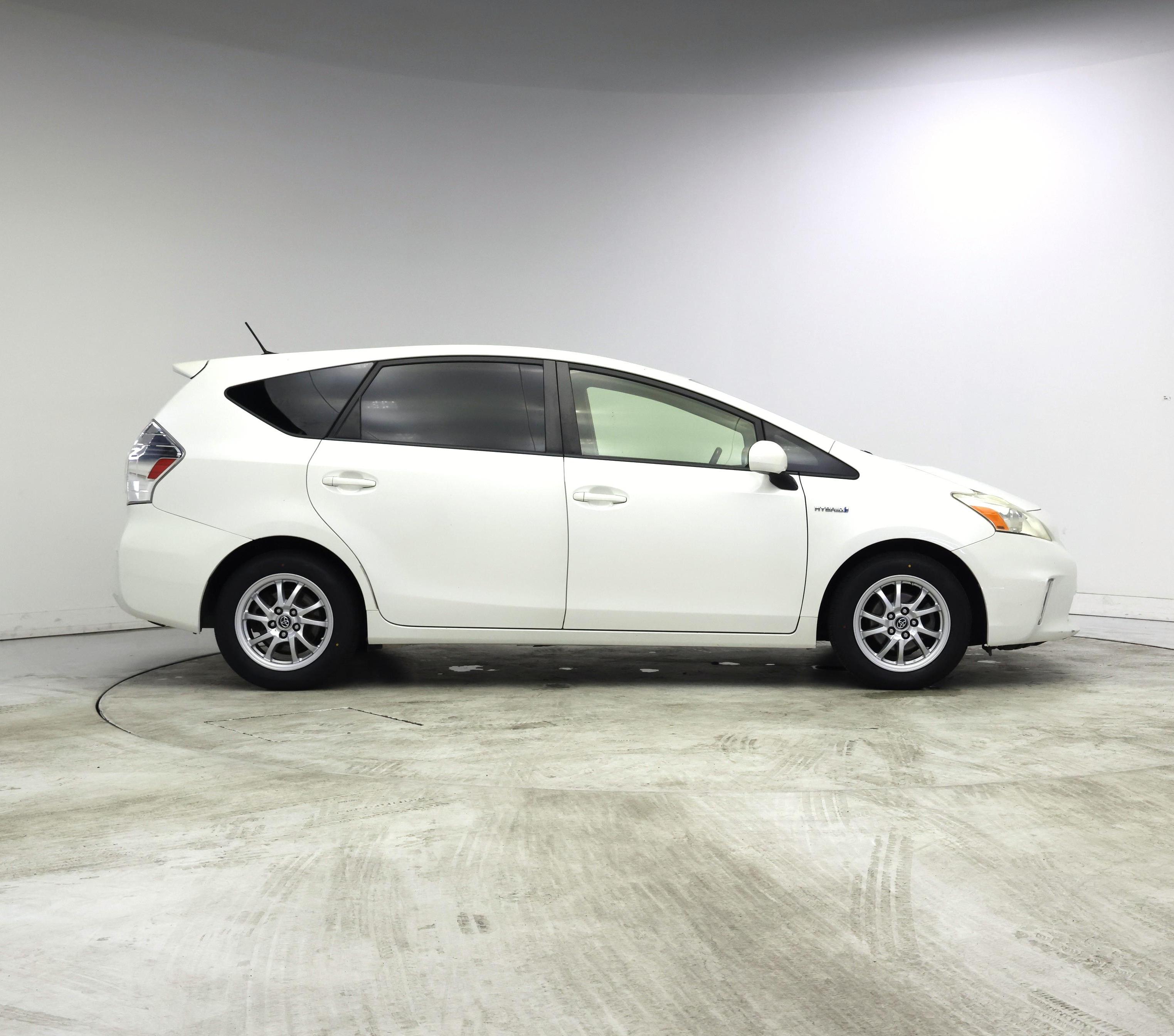 Thumbnail: 2014 Toyota Prius v - 7