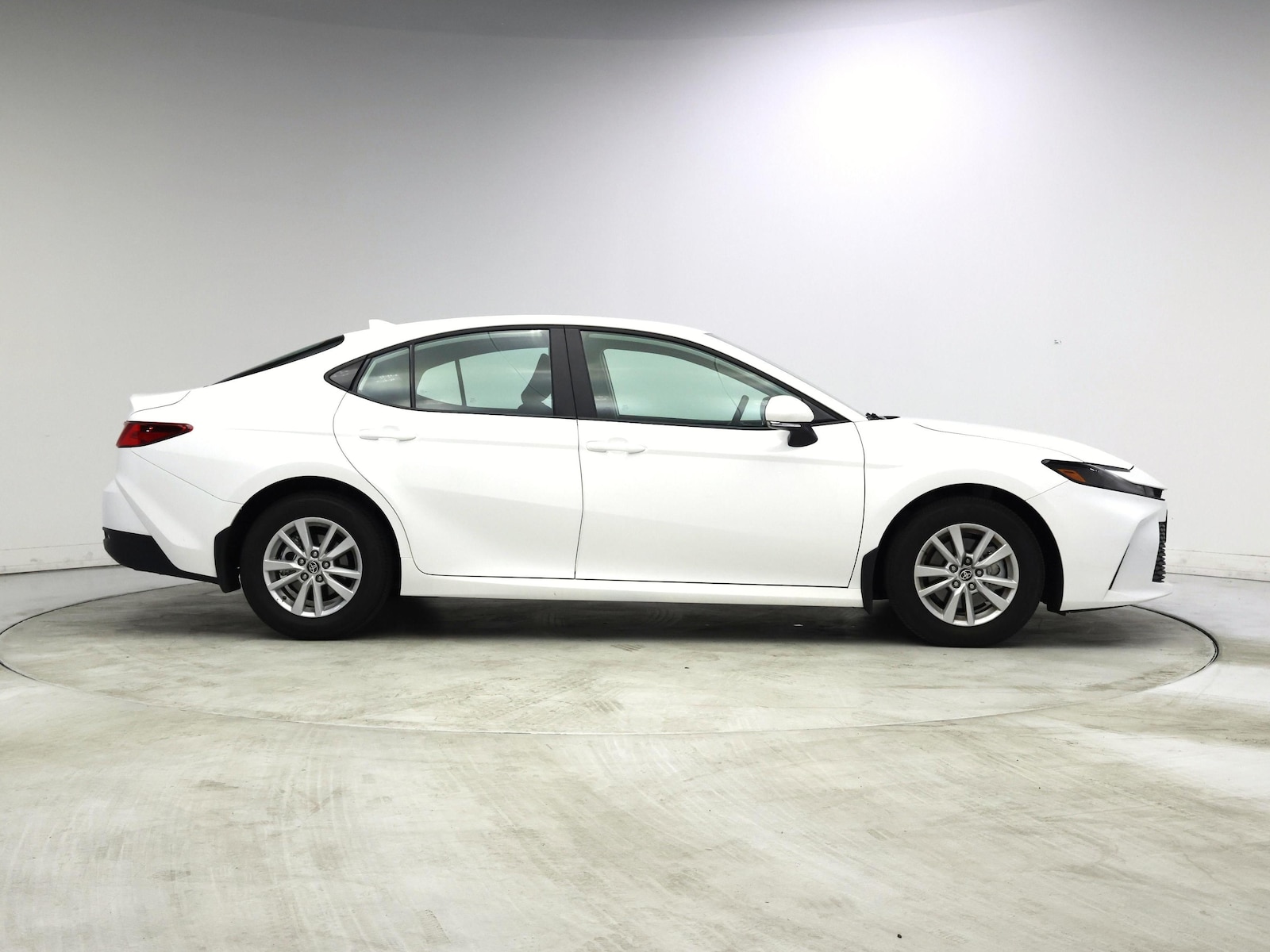 2026 Toyota Camry LE - Photo 8