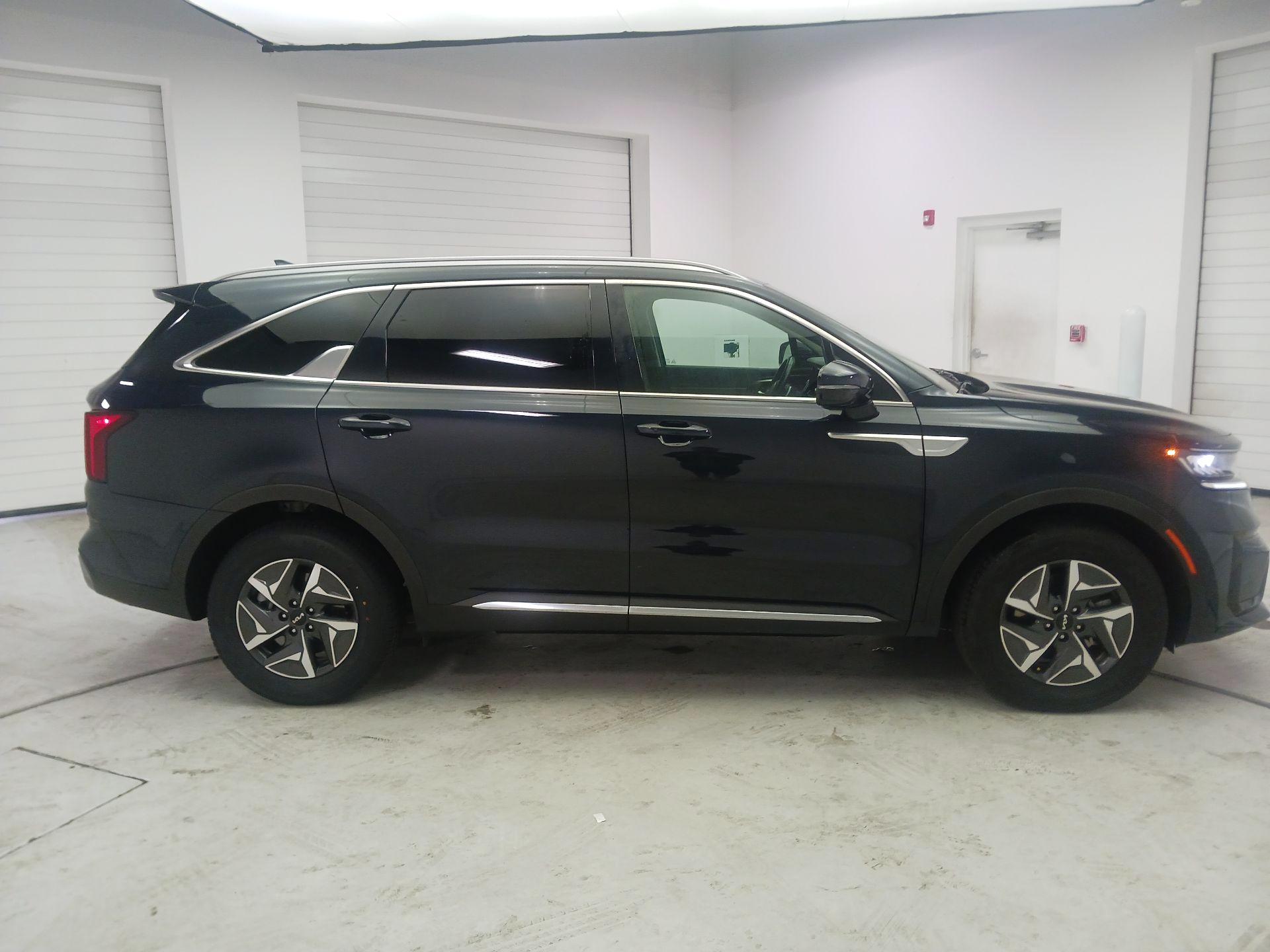 Thumbnail: 2023 Kia Sorento - 4